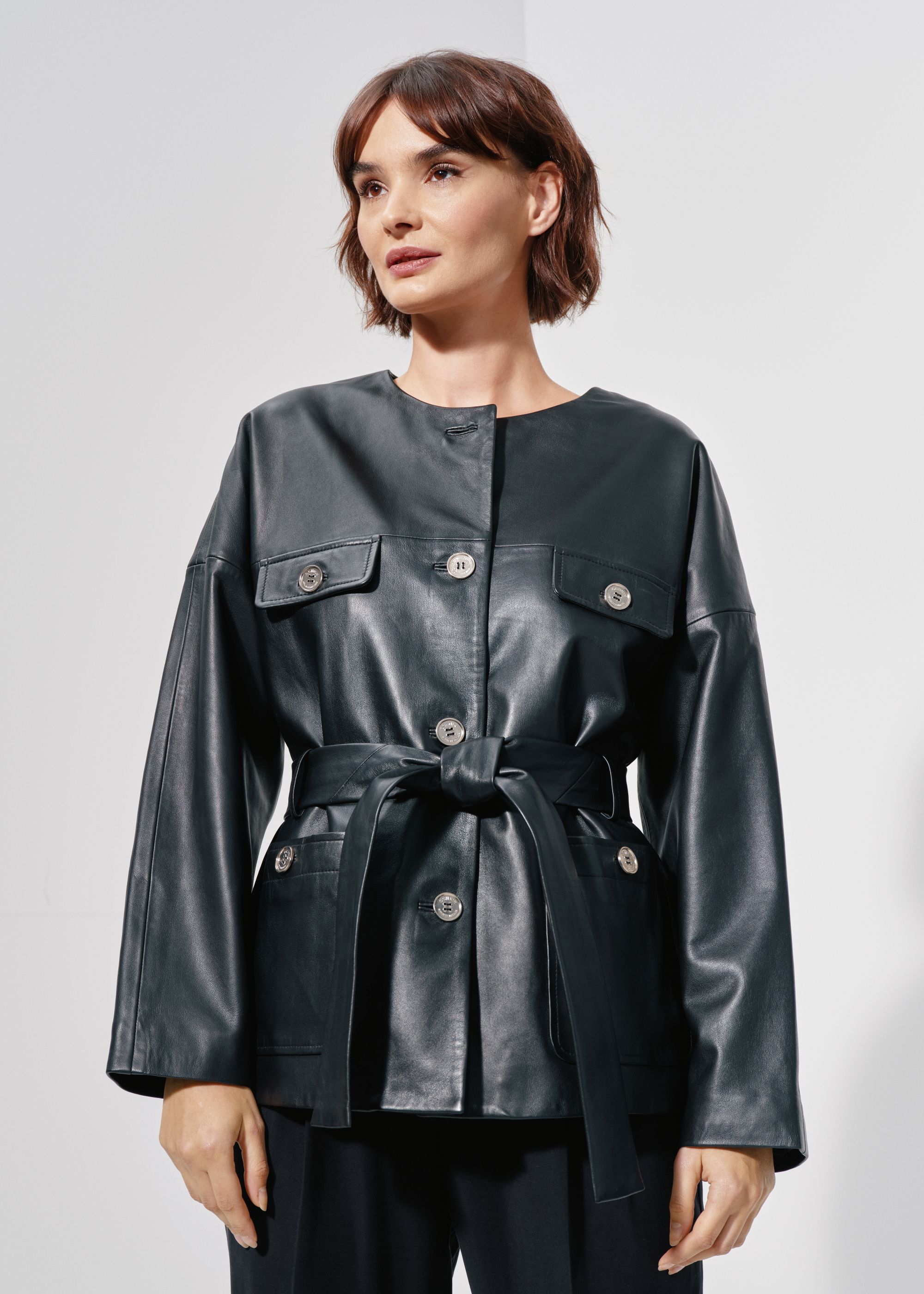 Жіноча чорна шкіряна куртка з поясом