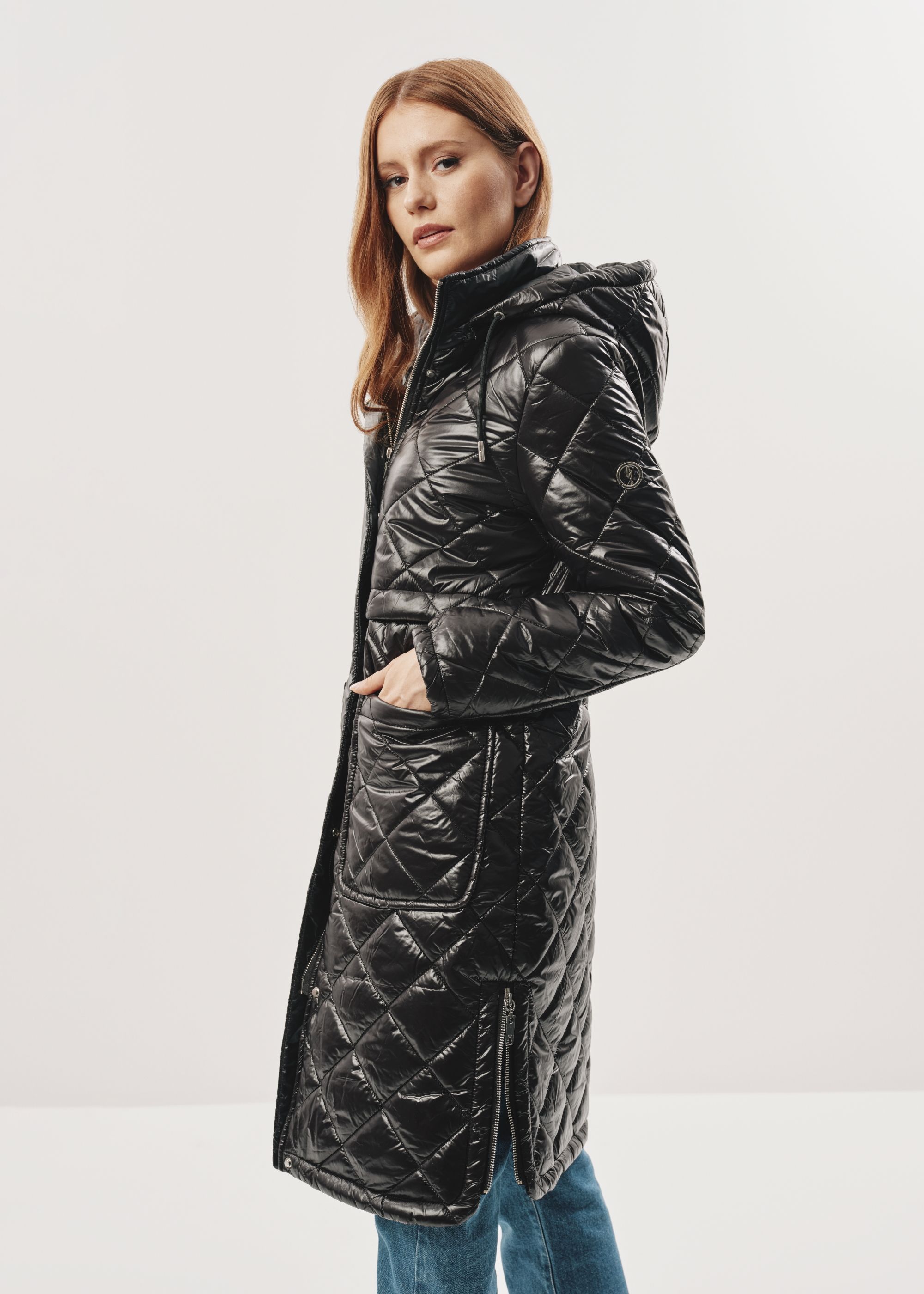 Довга жіноча куртка чорного кольору