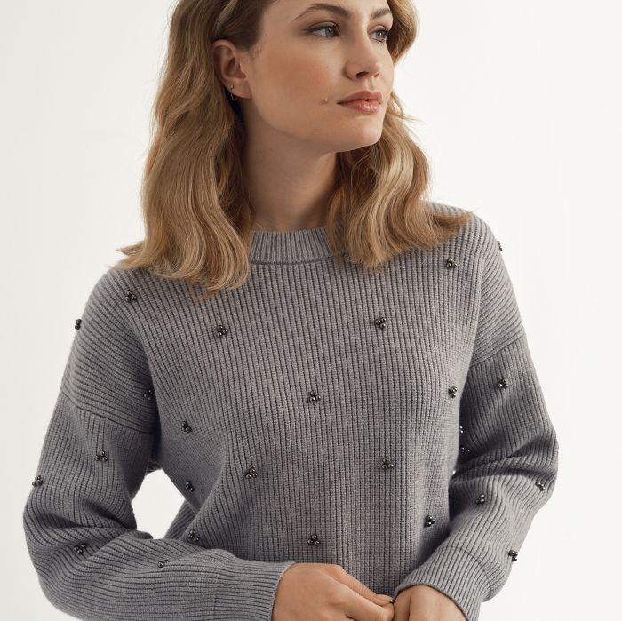 Сірий жіночий светр з перлами