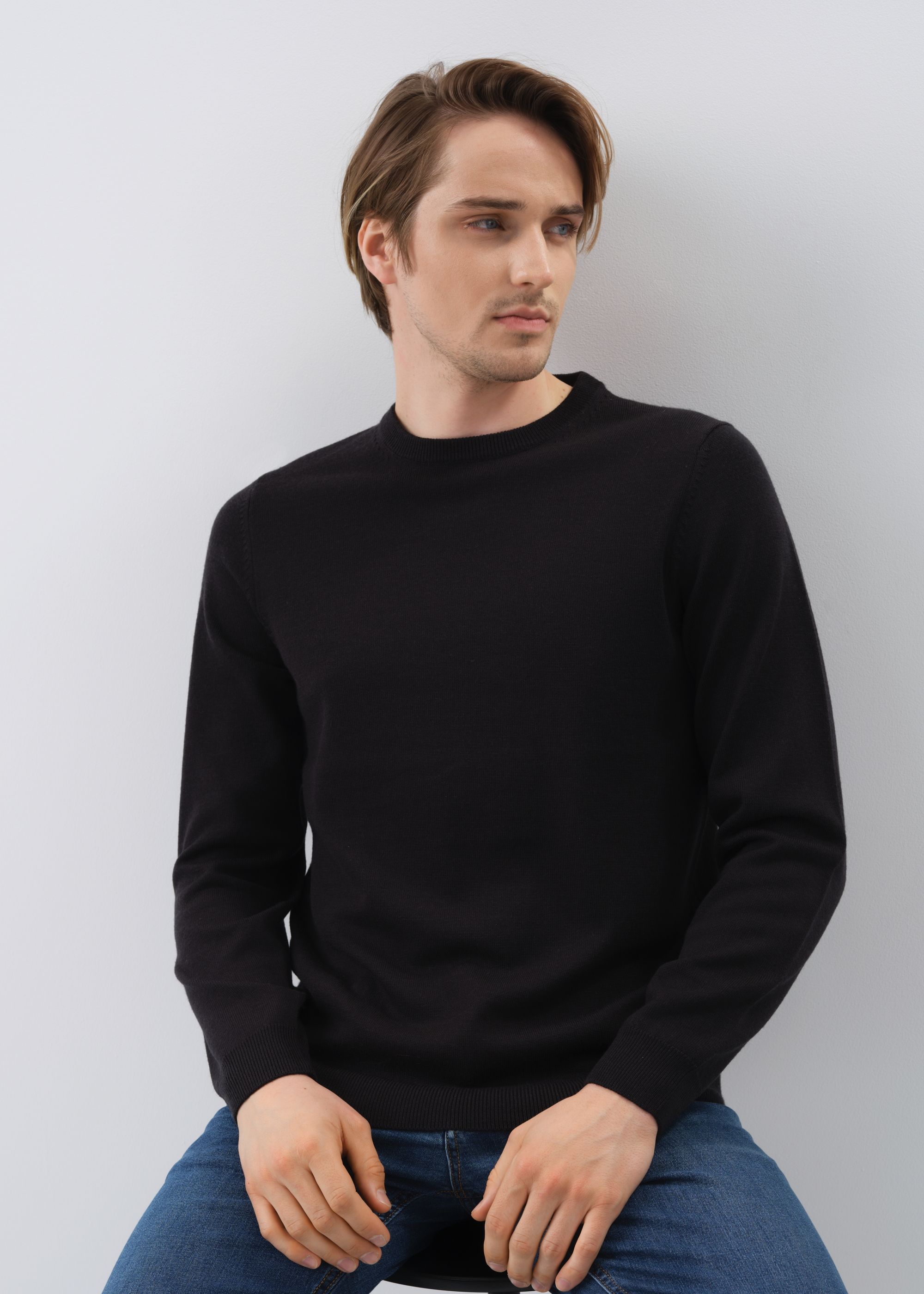 Чоловічий вовняний светр чорного кольору
