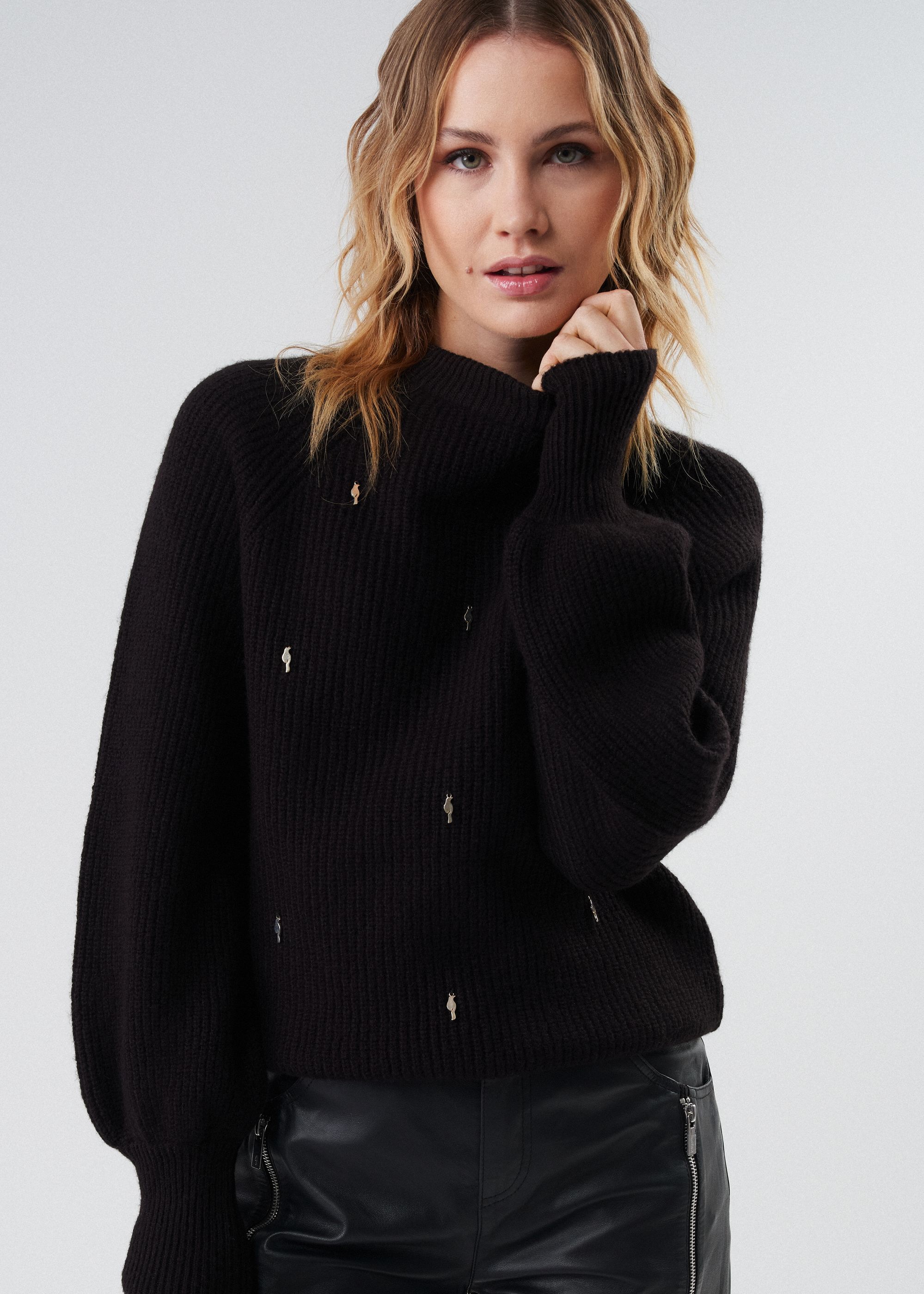 Чорний жіночий светр з підвісками