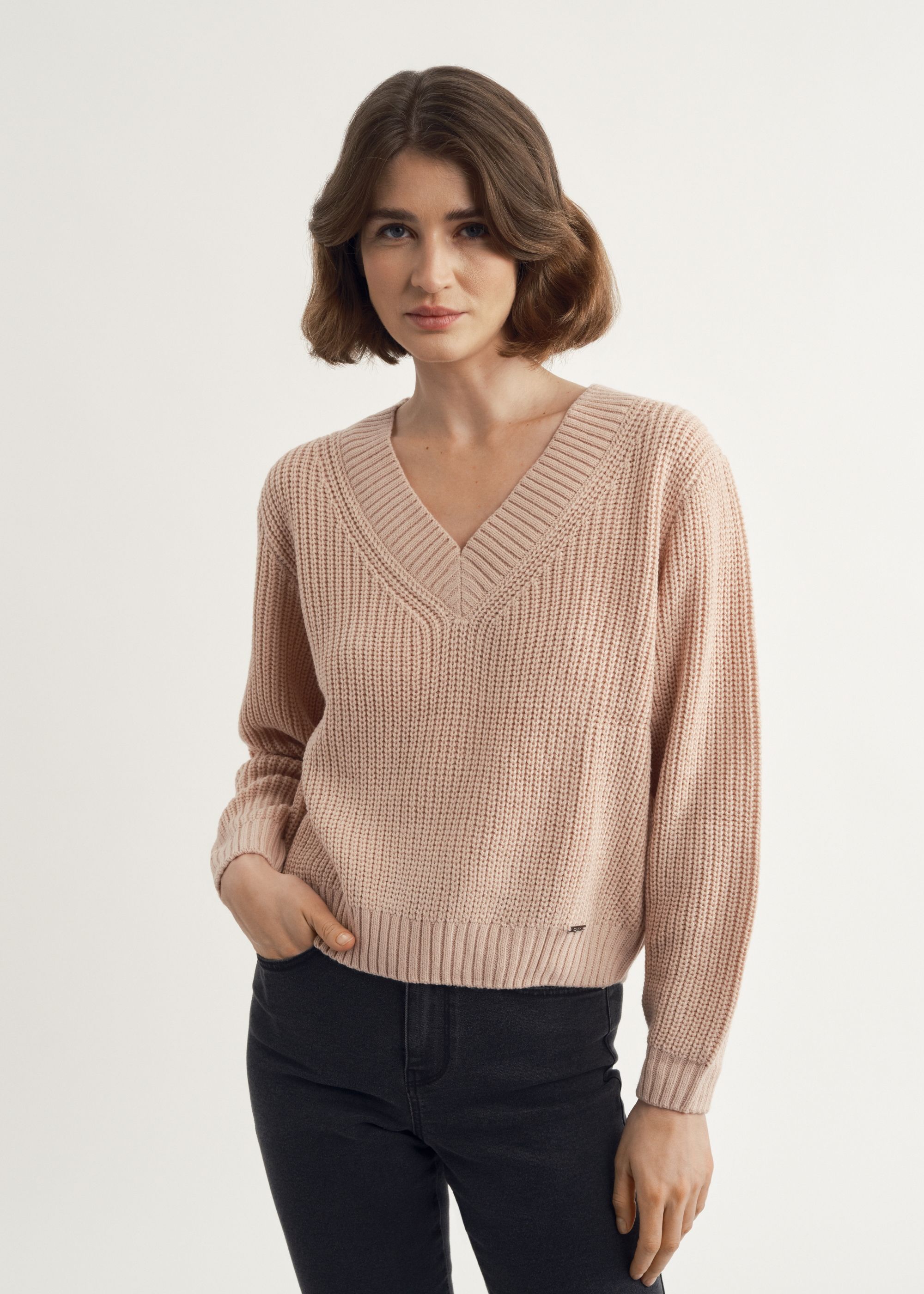 Жіночий світло-рожевий светр з V-подібним вирізом