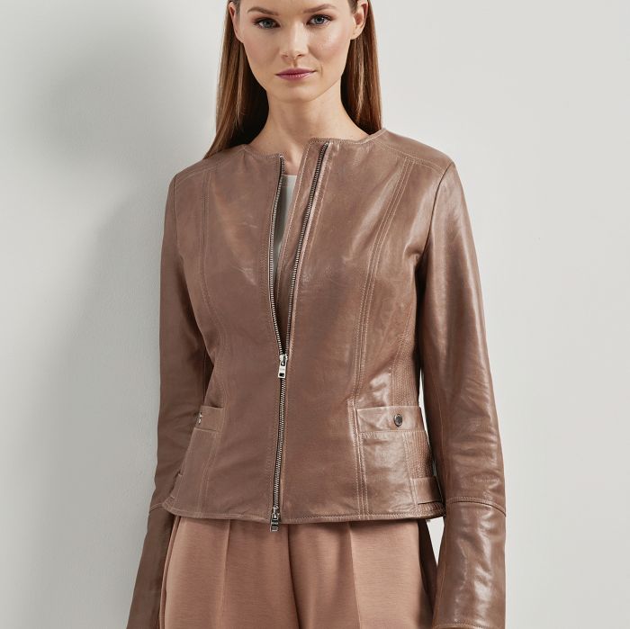 Жіноча шкіряна куртка коричневого кольору