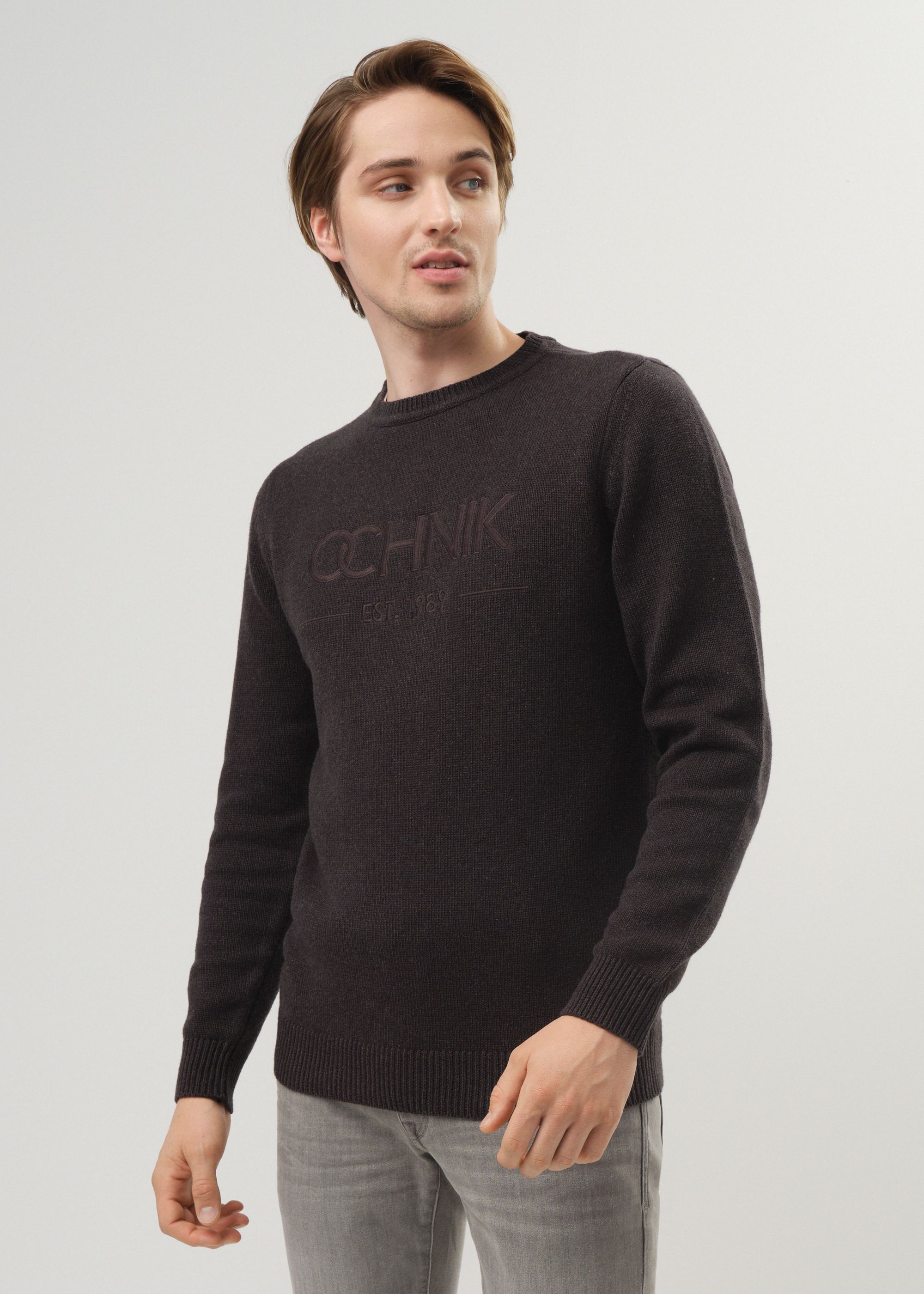 Темно-сірий чоловічий светр з вишитим логотипом