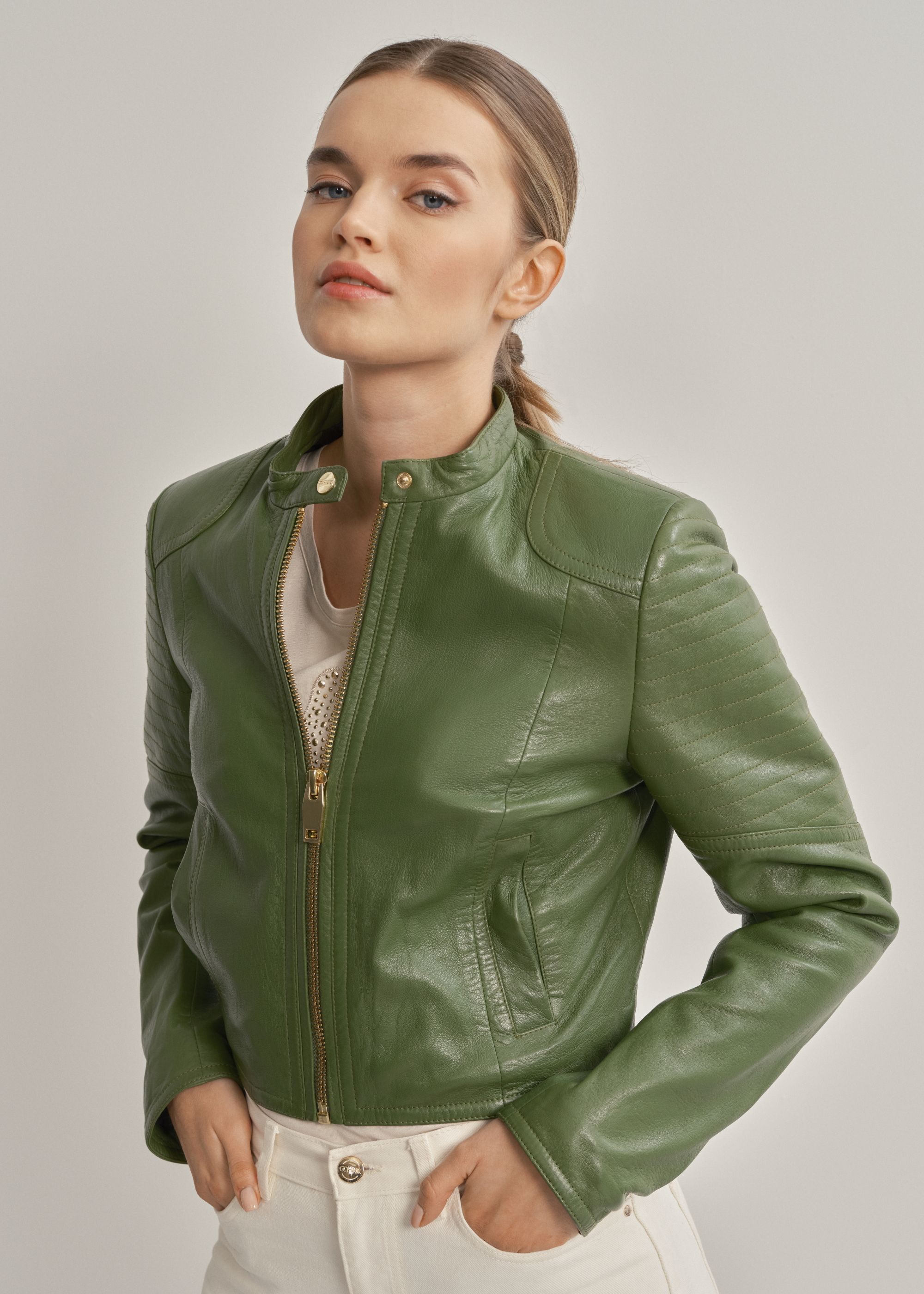 Жіноча зелена шкіряна куртка