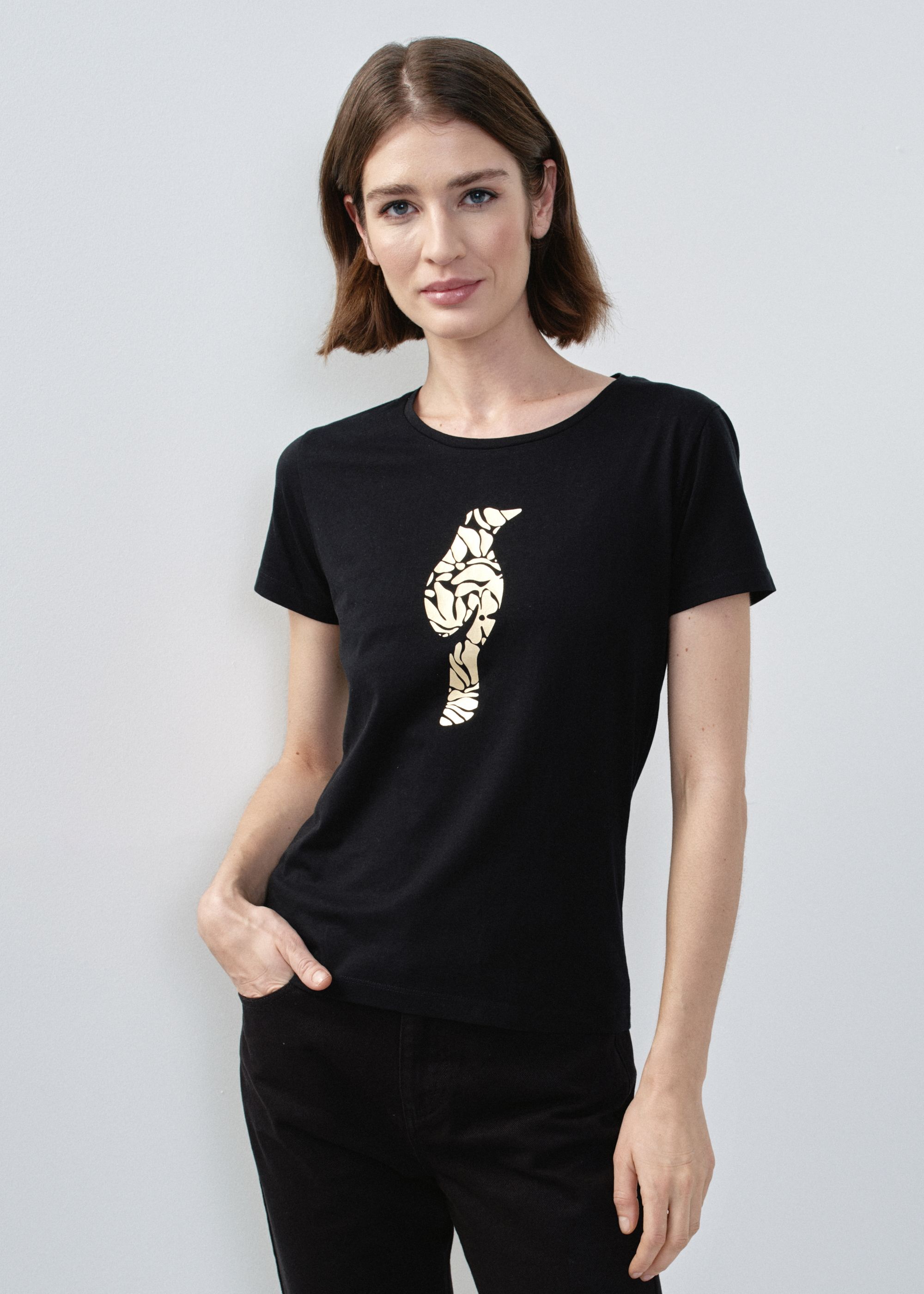 Жіноча чорна футболка з іволгою