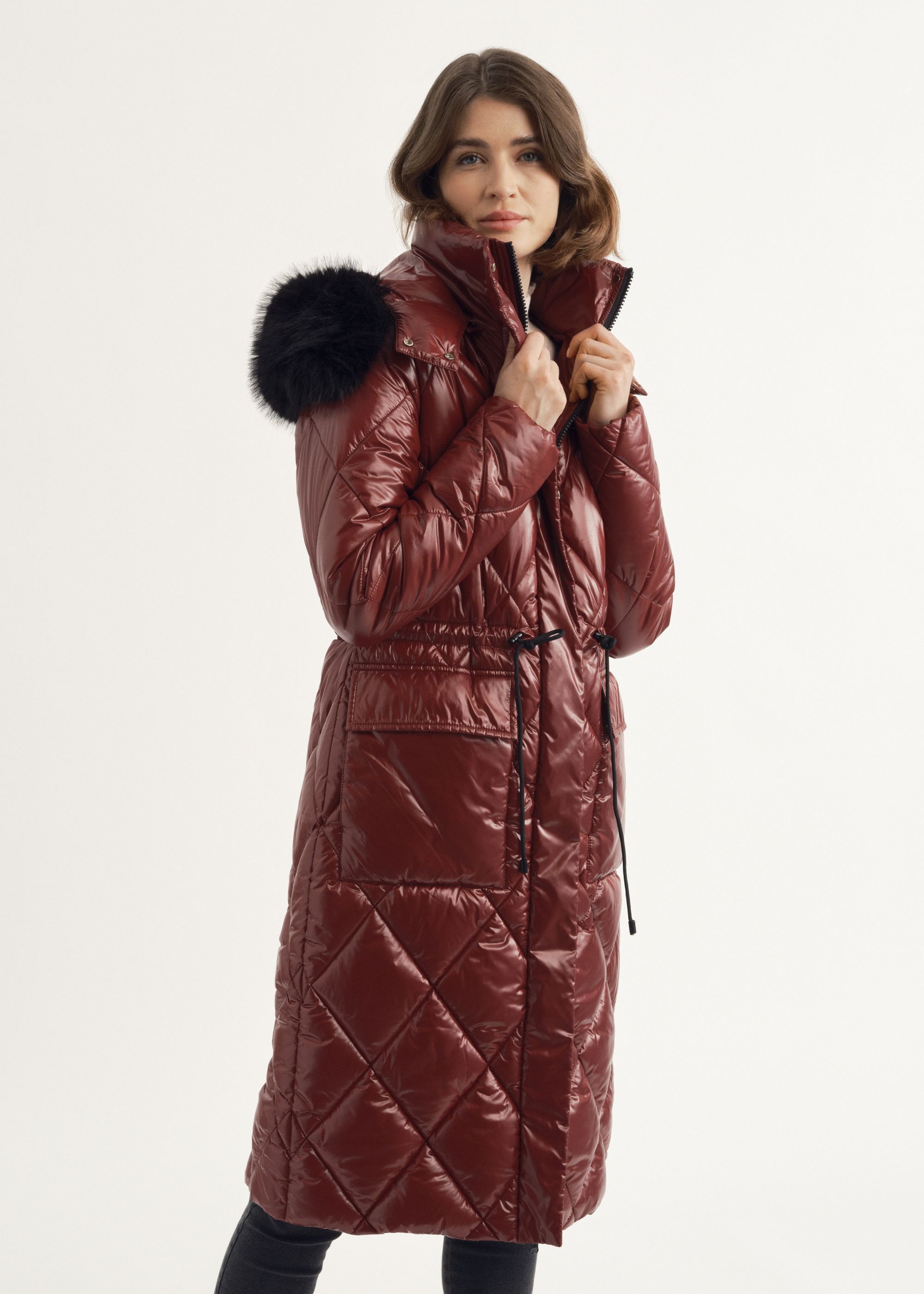 Довга жіноча стьобана куртка бордового кольору