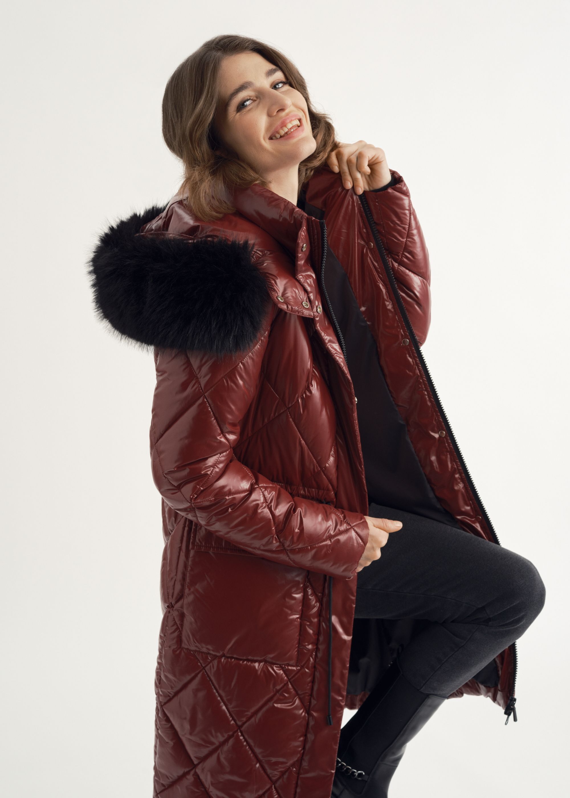 Довга жіноча стьобана куртка бордового кольору