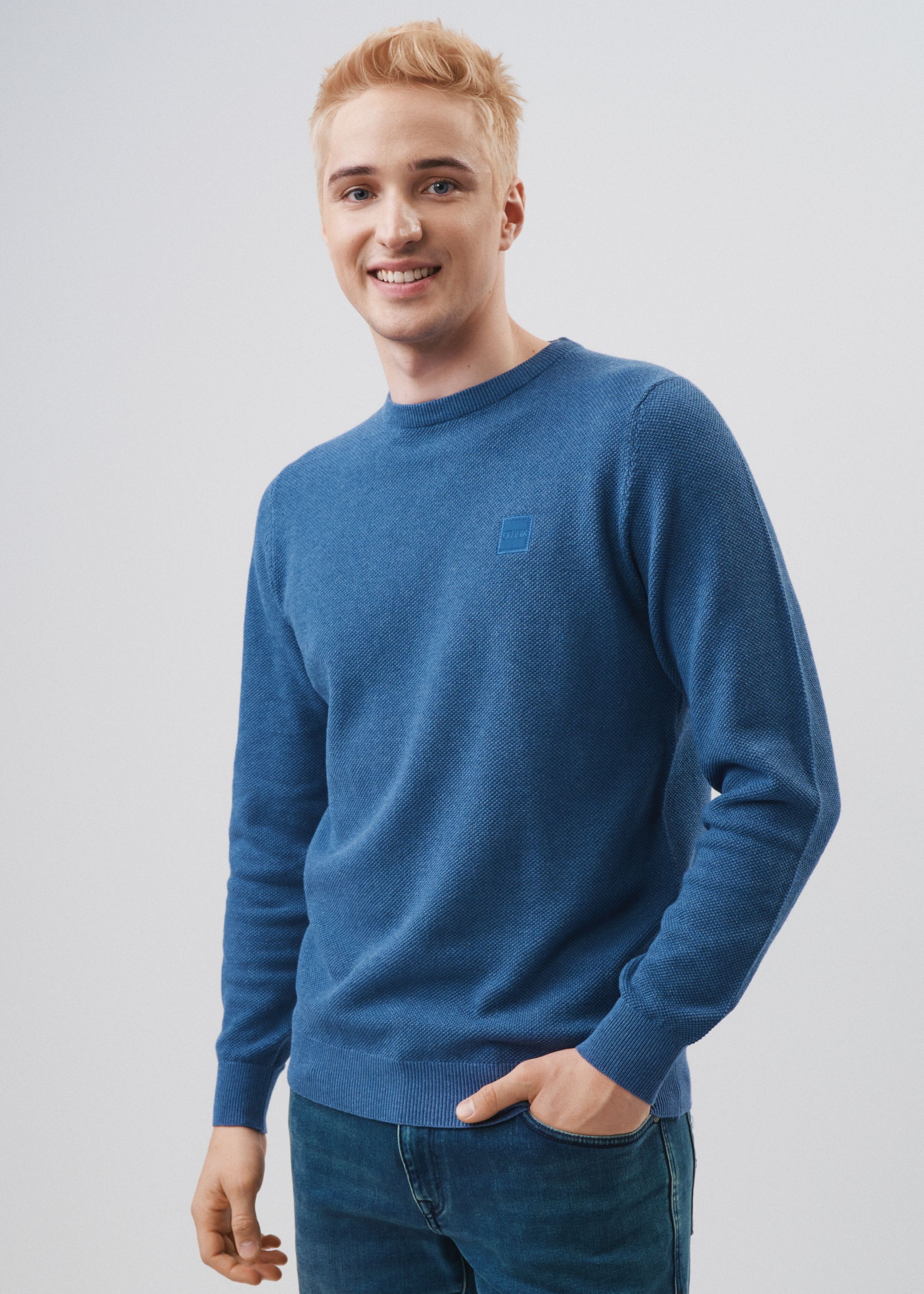 Синій бавовняний чоловічий светр з логотипом