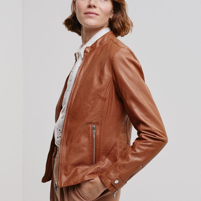Жіноча шкіряна куртка коричневого кольору