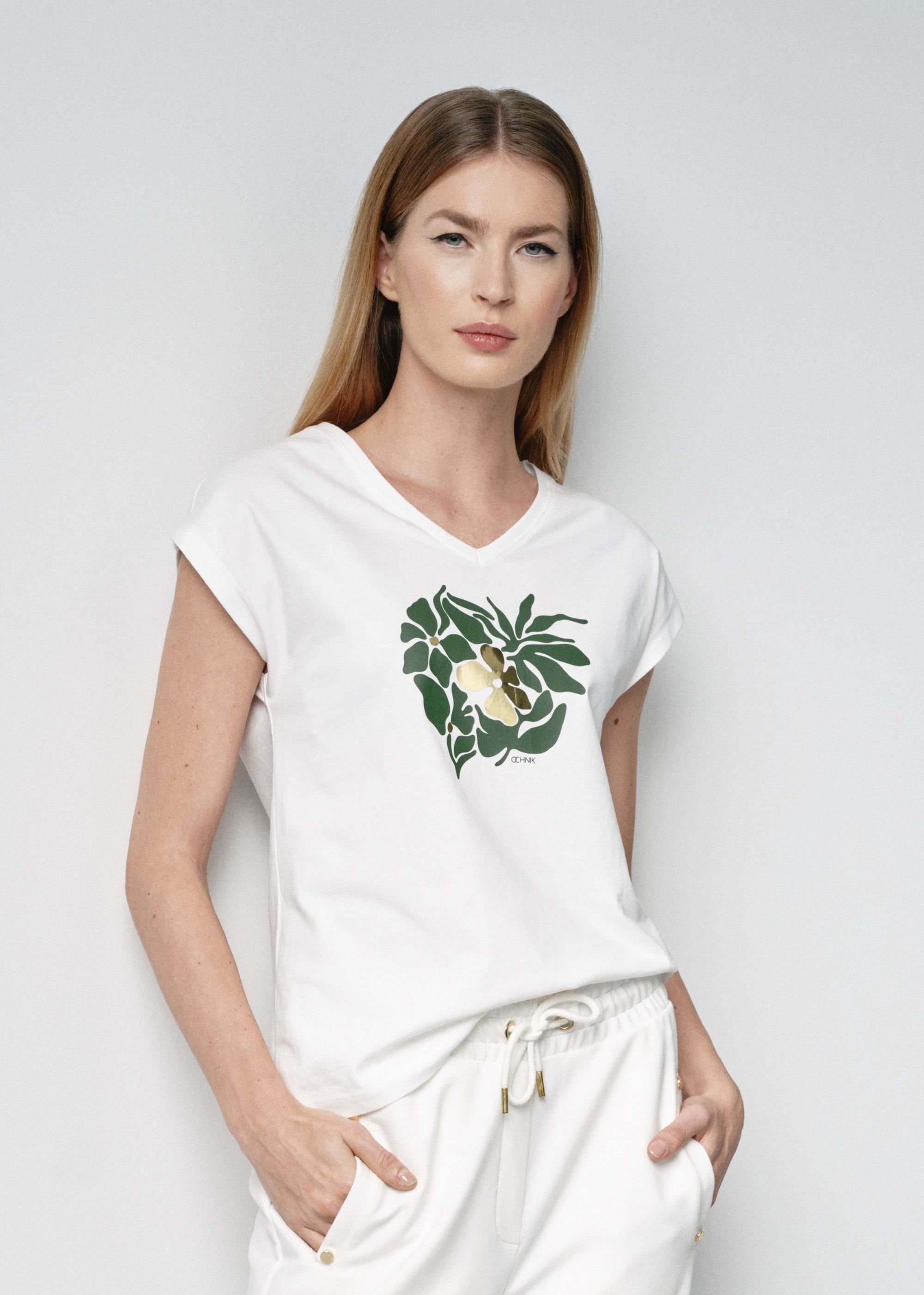 Жіноча кремова футболка з квітковим принтом