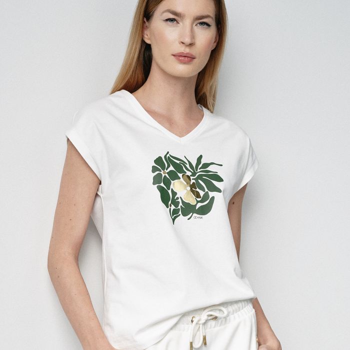 Жіноча кремова футболка з квітковим принтом