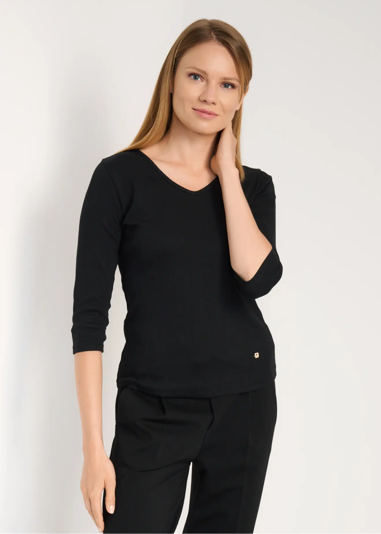 Чорна жіноча блузка з V-подібним вирізом