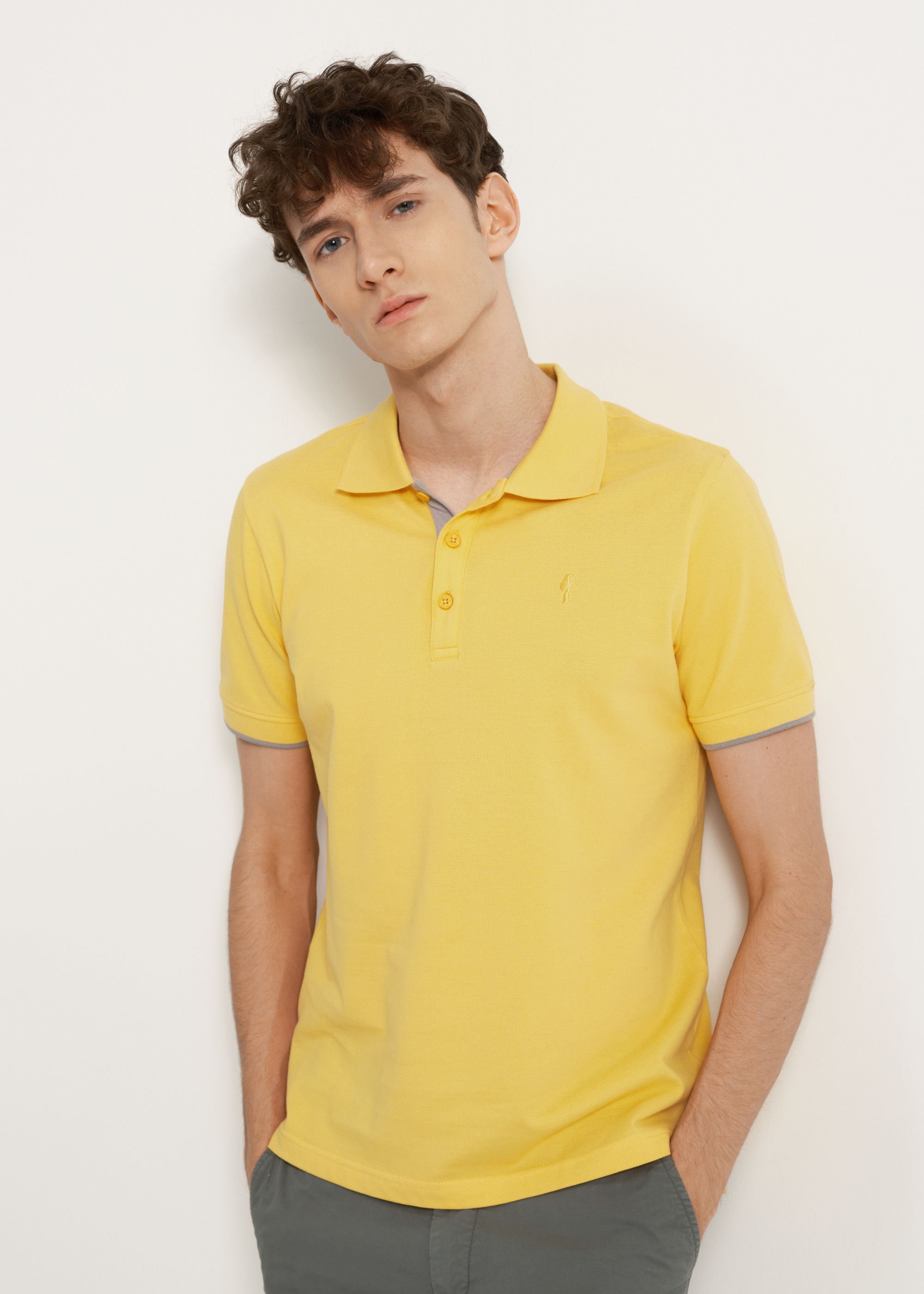 Жовта футболка поло