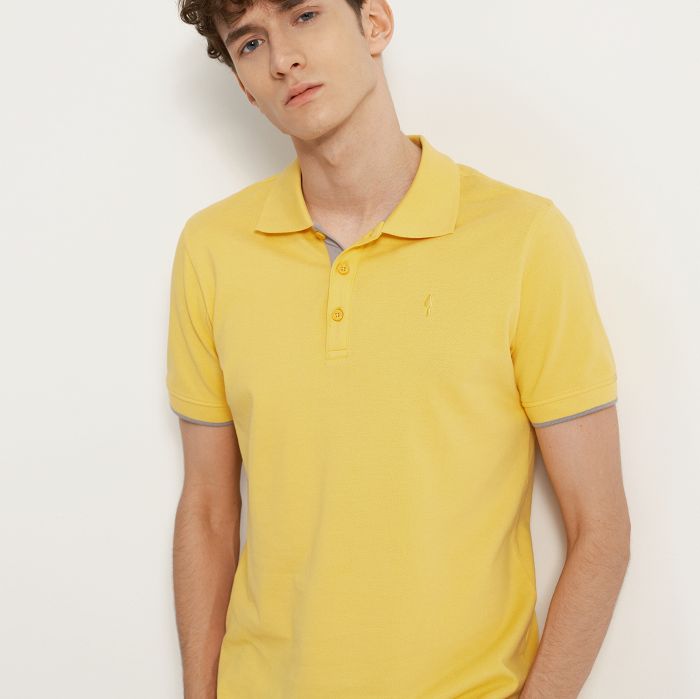 Жовта футболка поло