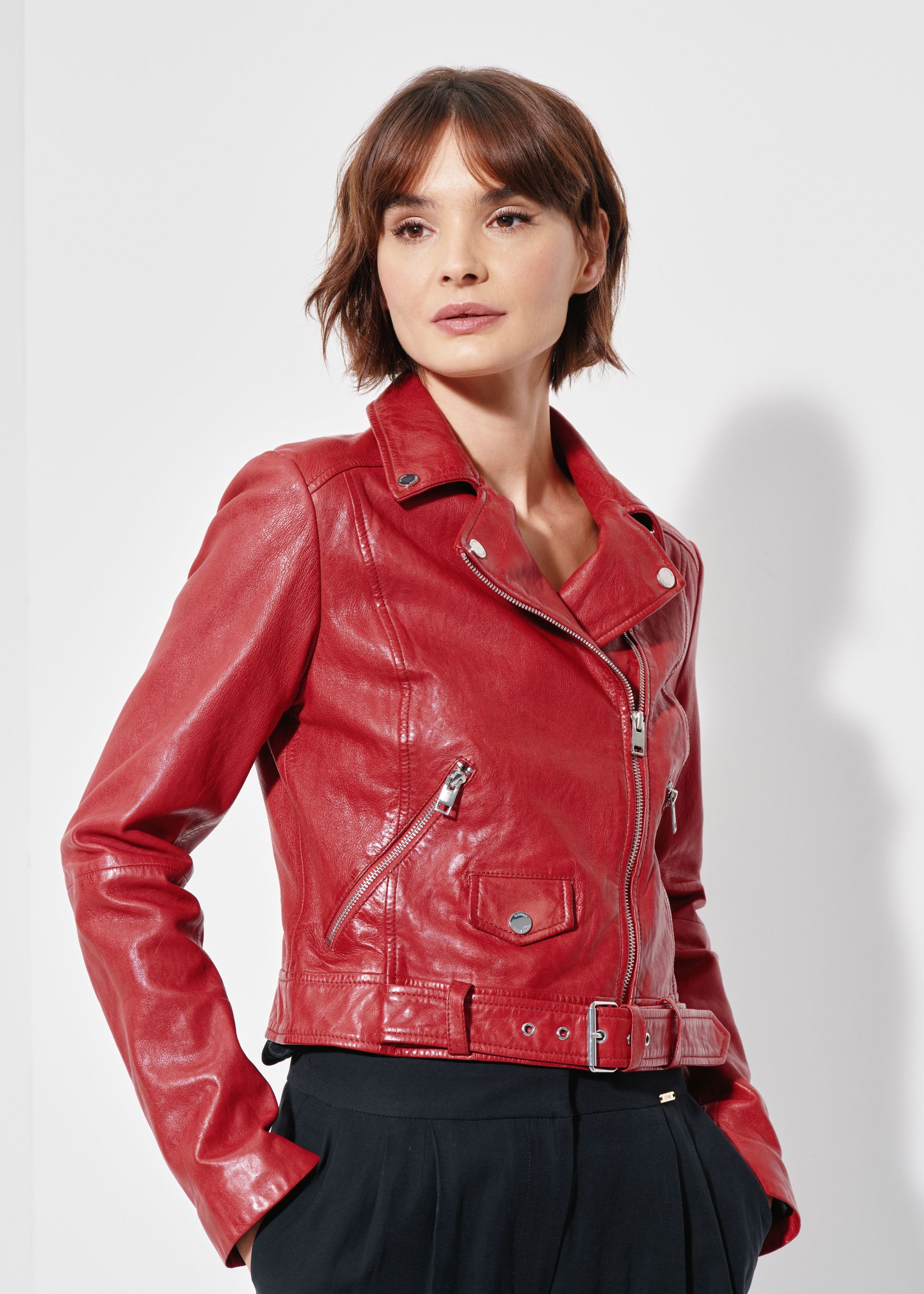 Жіноча червона шкіряна куртка