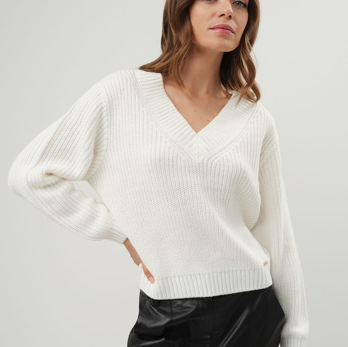 Жіночий кремовий светр з V-подібним вирізом
