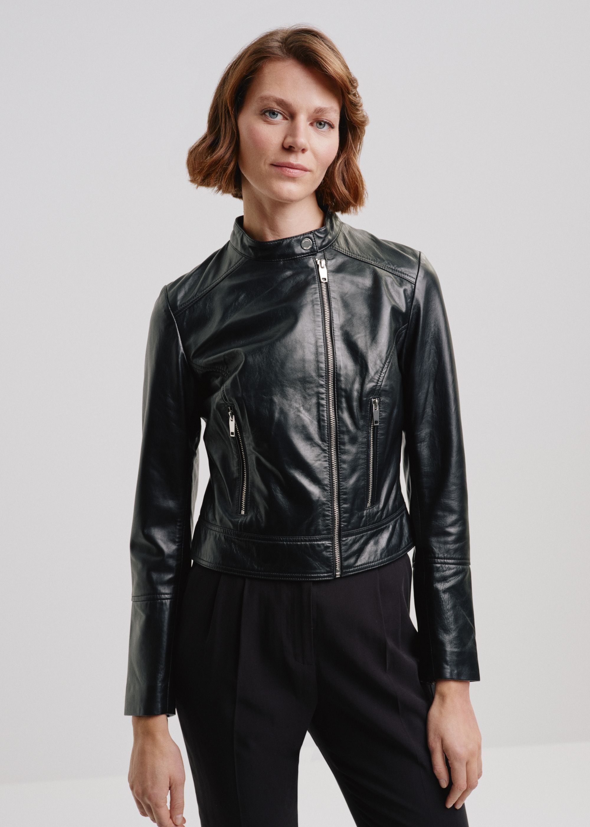 Жіноча коротка чорна шкіряна куртка