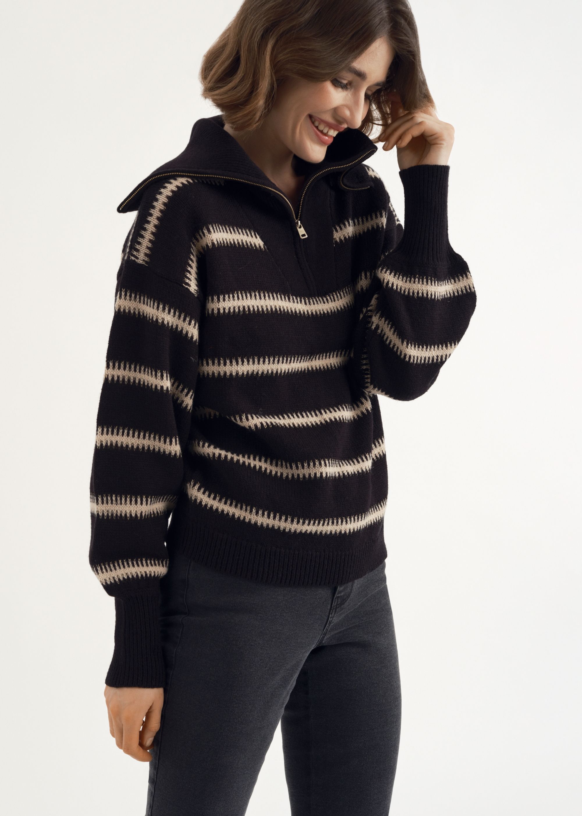 Жіночий чорний светр в смужку на блискавці