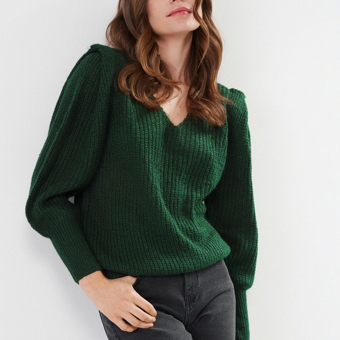 Зелений жіночий светр з V-подібним вирізом