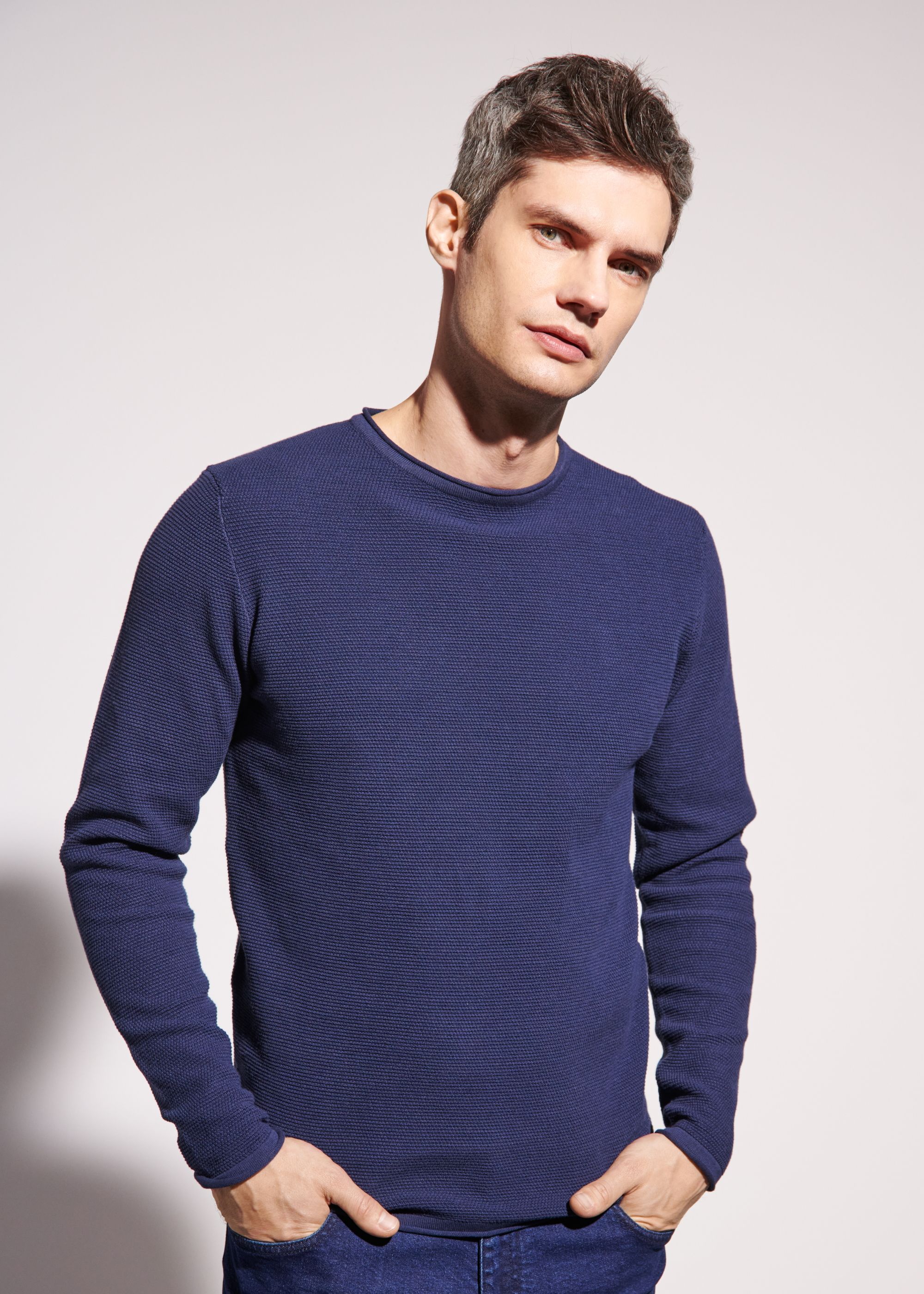 Темно-синій базовий чоловічий светр