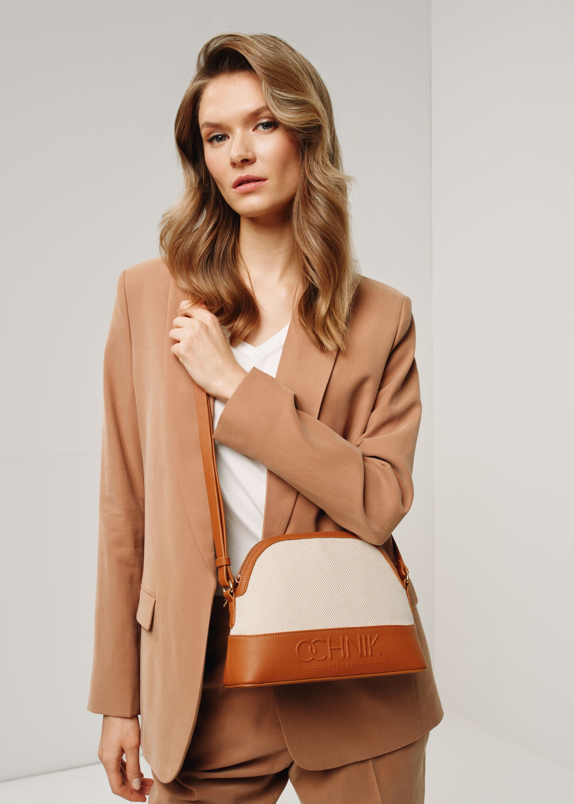 Маленька коричнева жіноча сумка