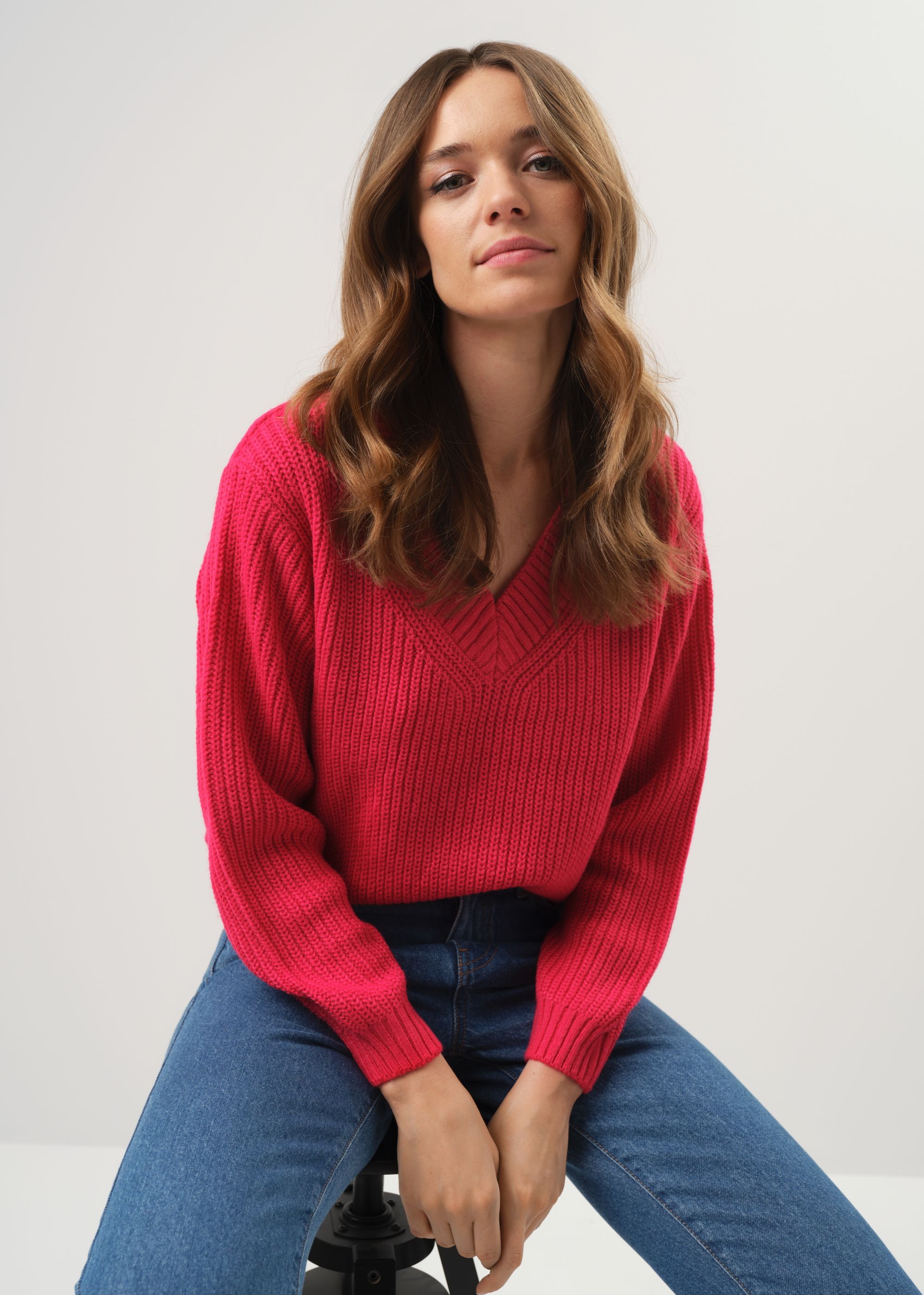 Жіночий светр кольору фуксії з V-подібним вирізом