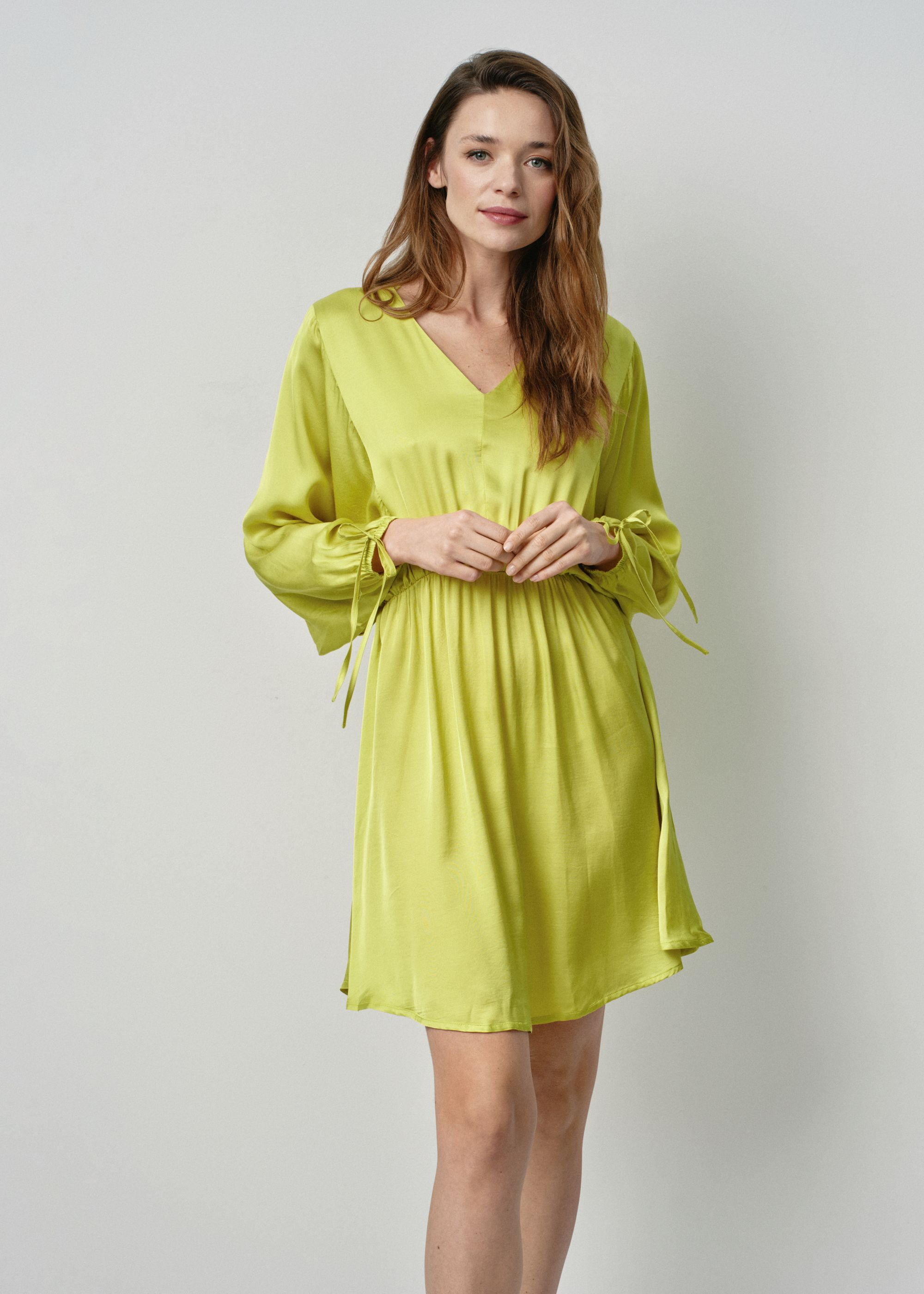 Світло-зелене плаття міні з пишними рукавами