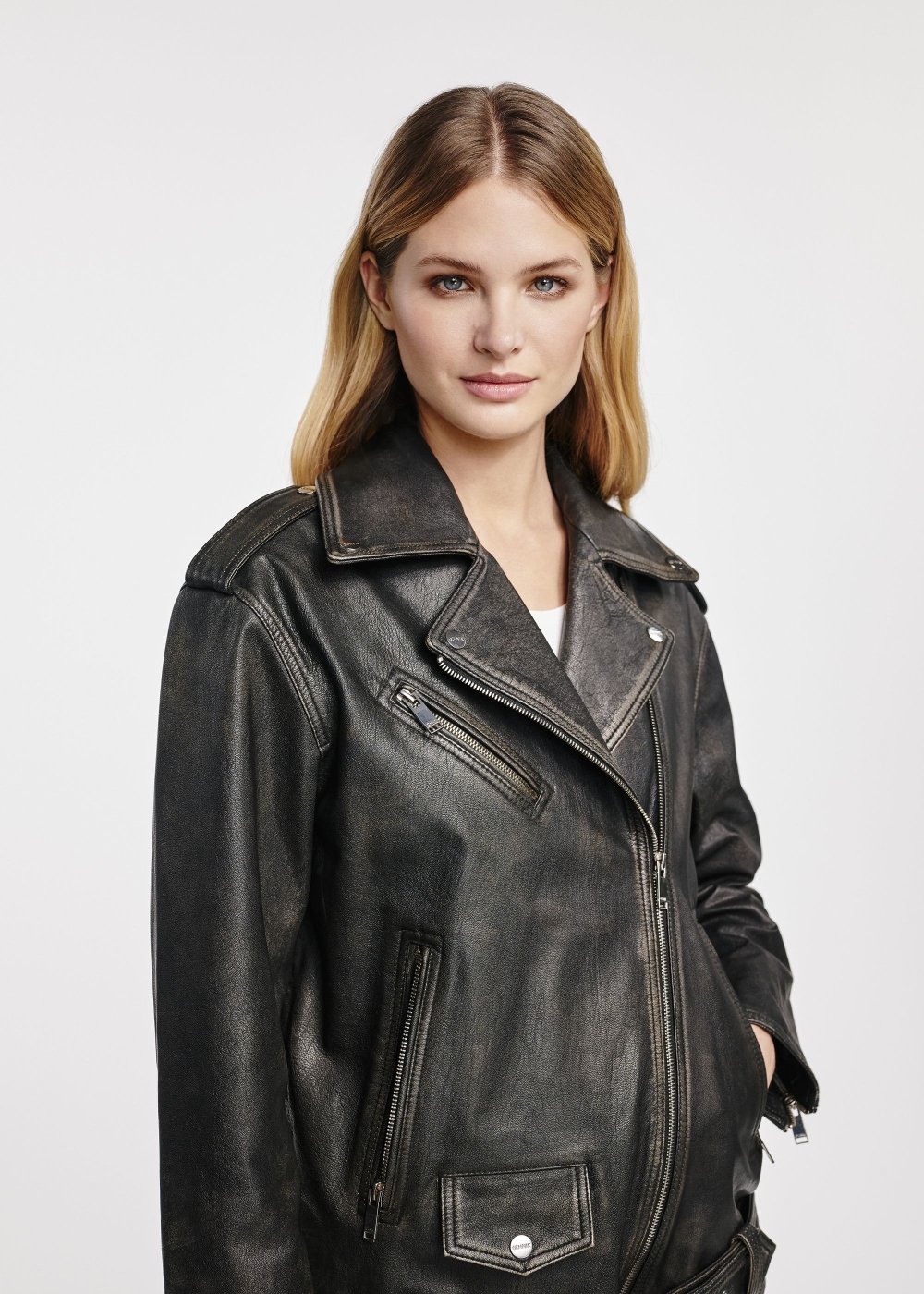 Жіноча вінтажна шкіряна куртка оверсайз KURDS-0510-2825(W25) | OCHNIK