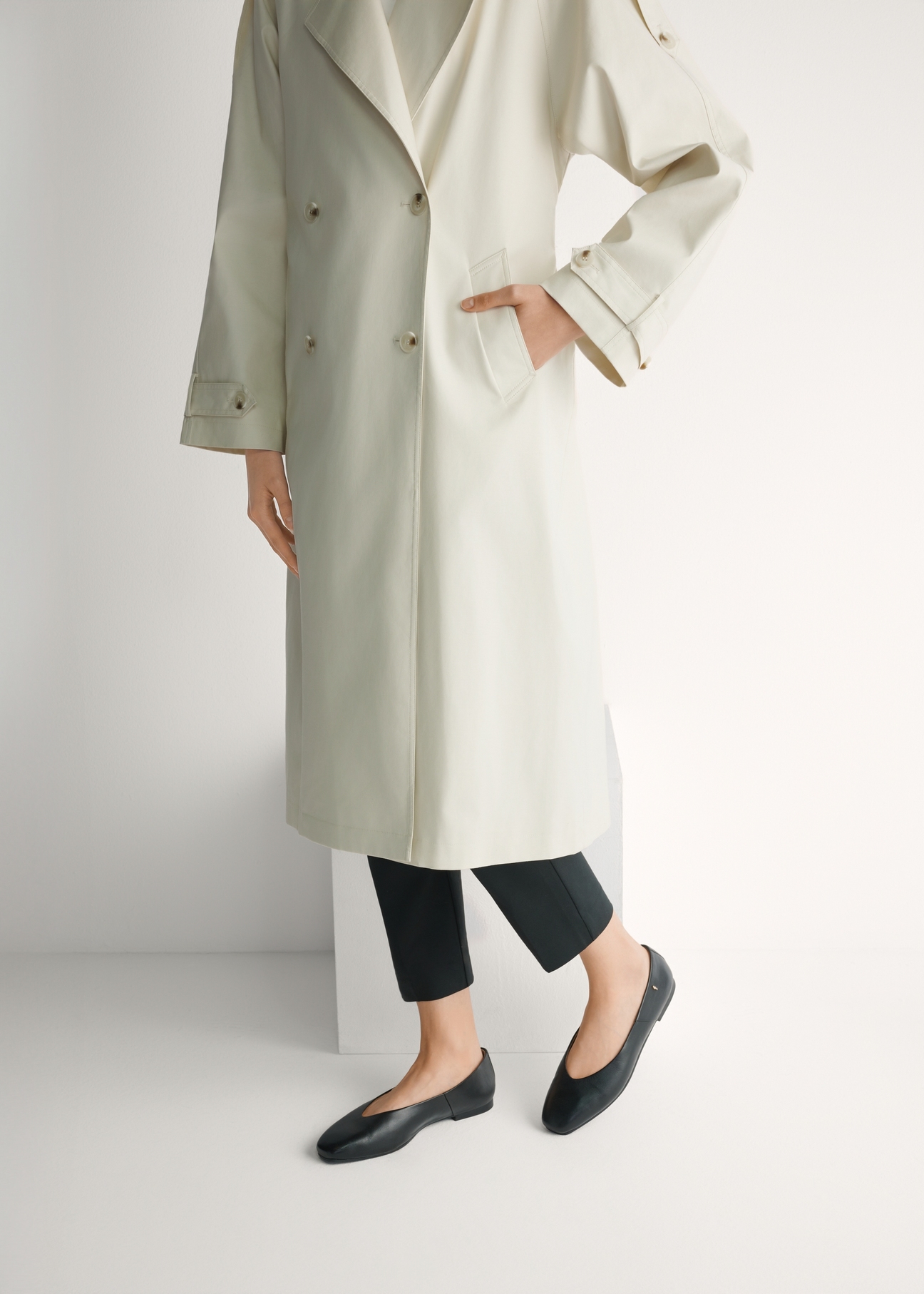 Жіночі чорні шкіряні балетки BUTYD-1250-99(W26), вигляд виробу збоку на ногах моделі.