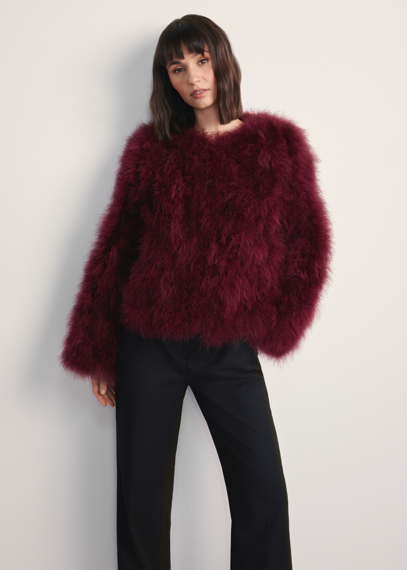 Жіноча куртка з індичого пера FUTDF-0097A-3183(Z25), вигляд виробу спереду на моделі. Видно половину силуету.