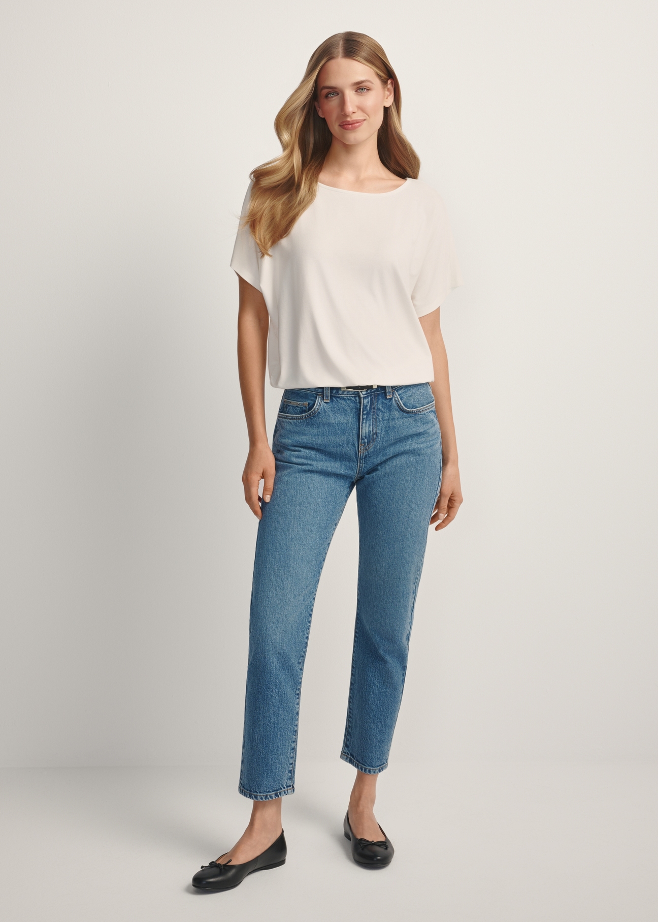 Жіночі темно-сині джинси JEADT-0011-7C(W26), вигляд виробу спереду на моделі. Видно все тіло.