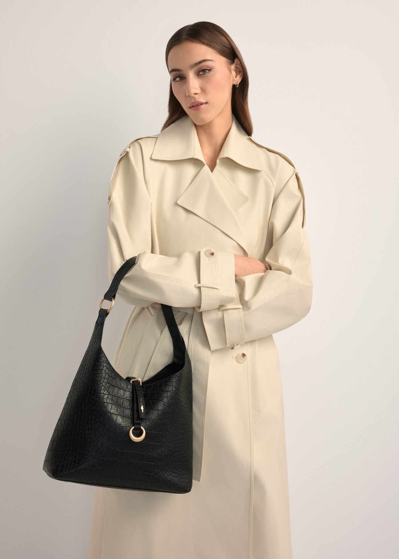 Чорна жіноча сумочка з крокодилячим мотивом TOREC-1170-9G(W26), вигляд виробу спереду на плечі моделі.