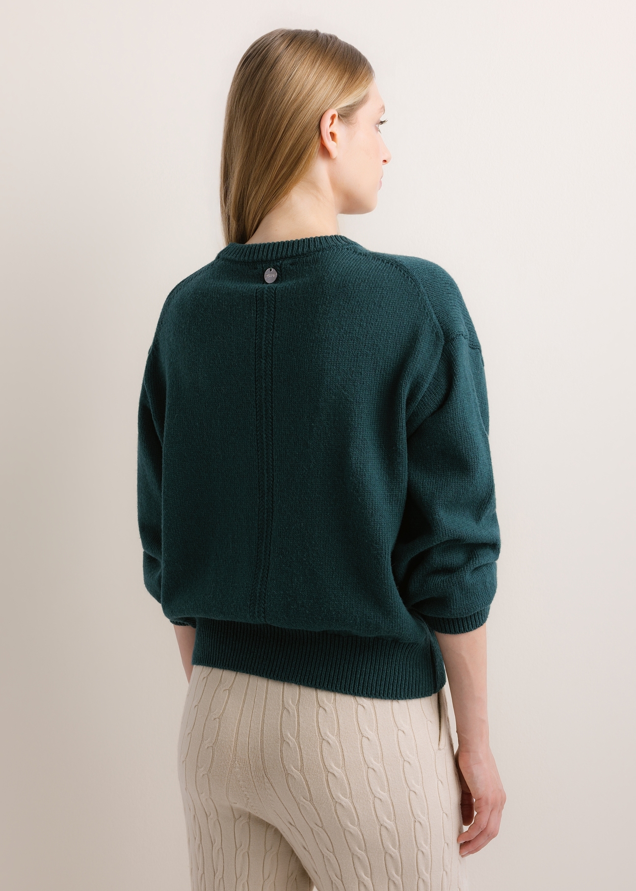 Бірюзовий жіночий светр оверсайз SWEDT-0280-7F(Z26), вигляд виробу ззаду на моделі. Видно половину силуету.