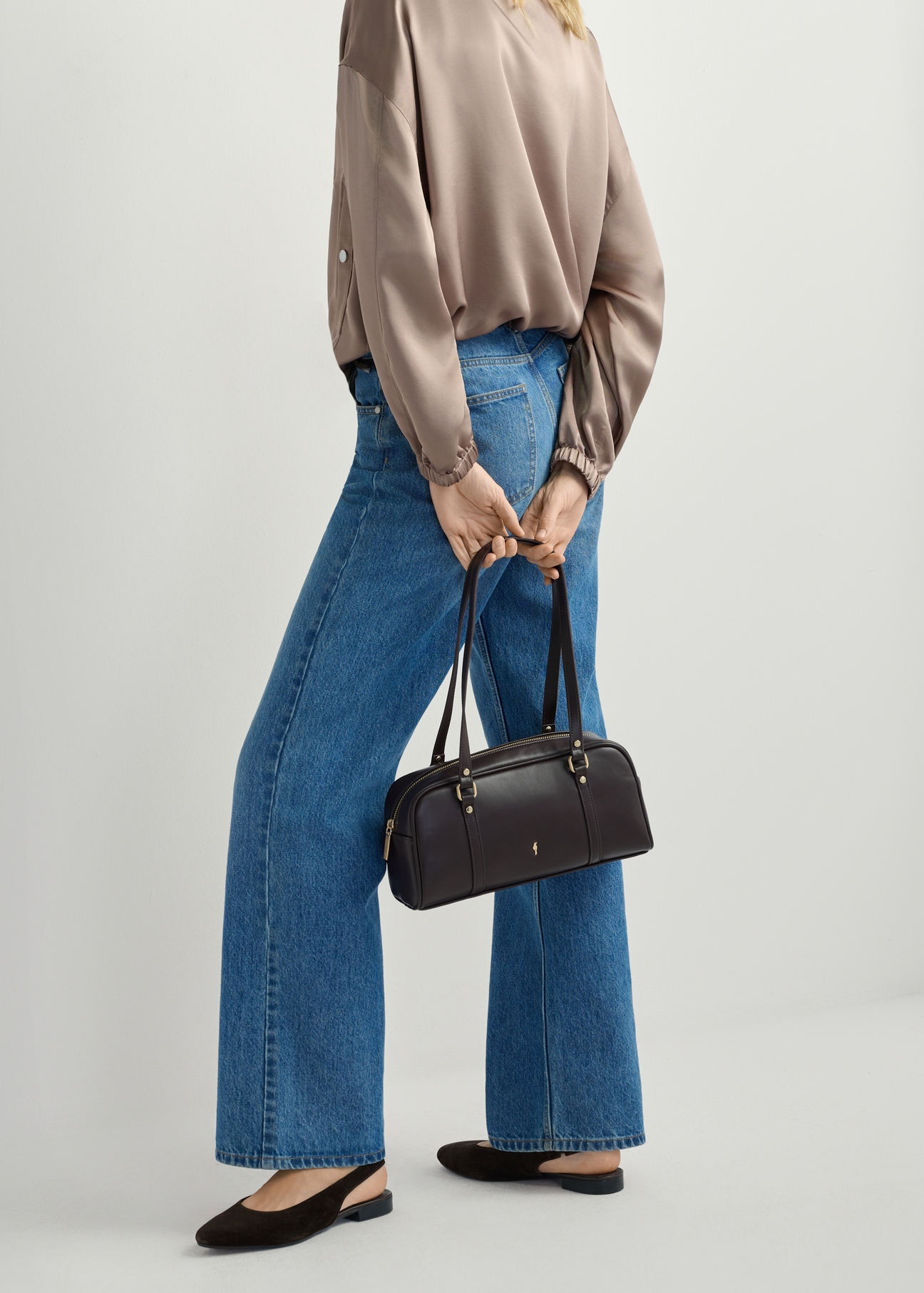 Коричневі жіночі балетки без каблука BUTYD-1246-1I(W26), вигляд виробу збоку на ногах моделі, на світлому фоні.