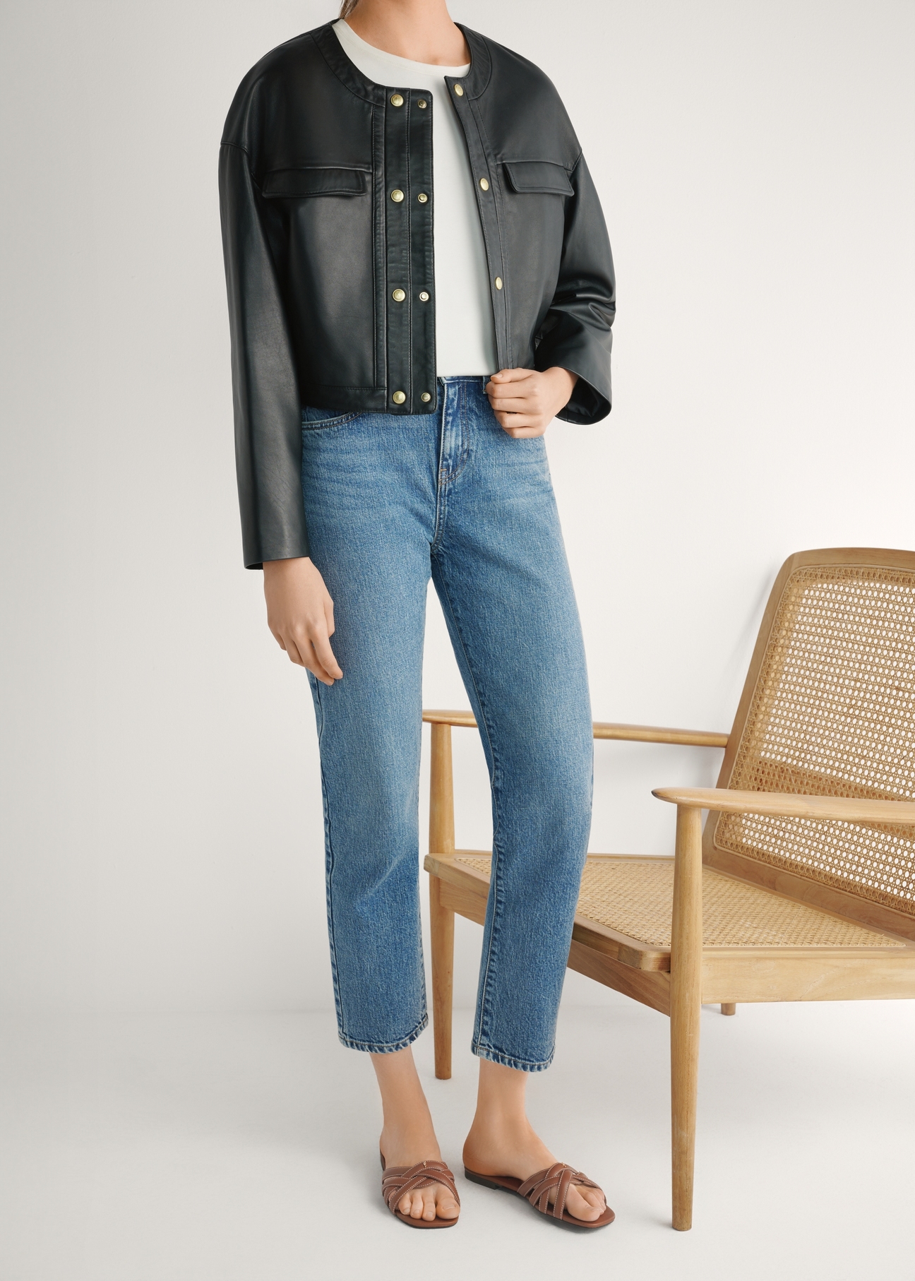 Жіночі шльопанці з верблюжої шкіри з тасьмою BUTYD-1222-1D(W26), вигляд виробу спереду на ногах моделі, на світлому фоні.