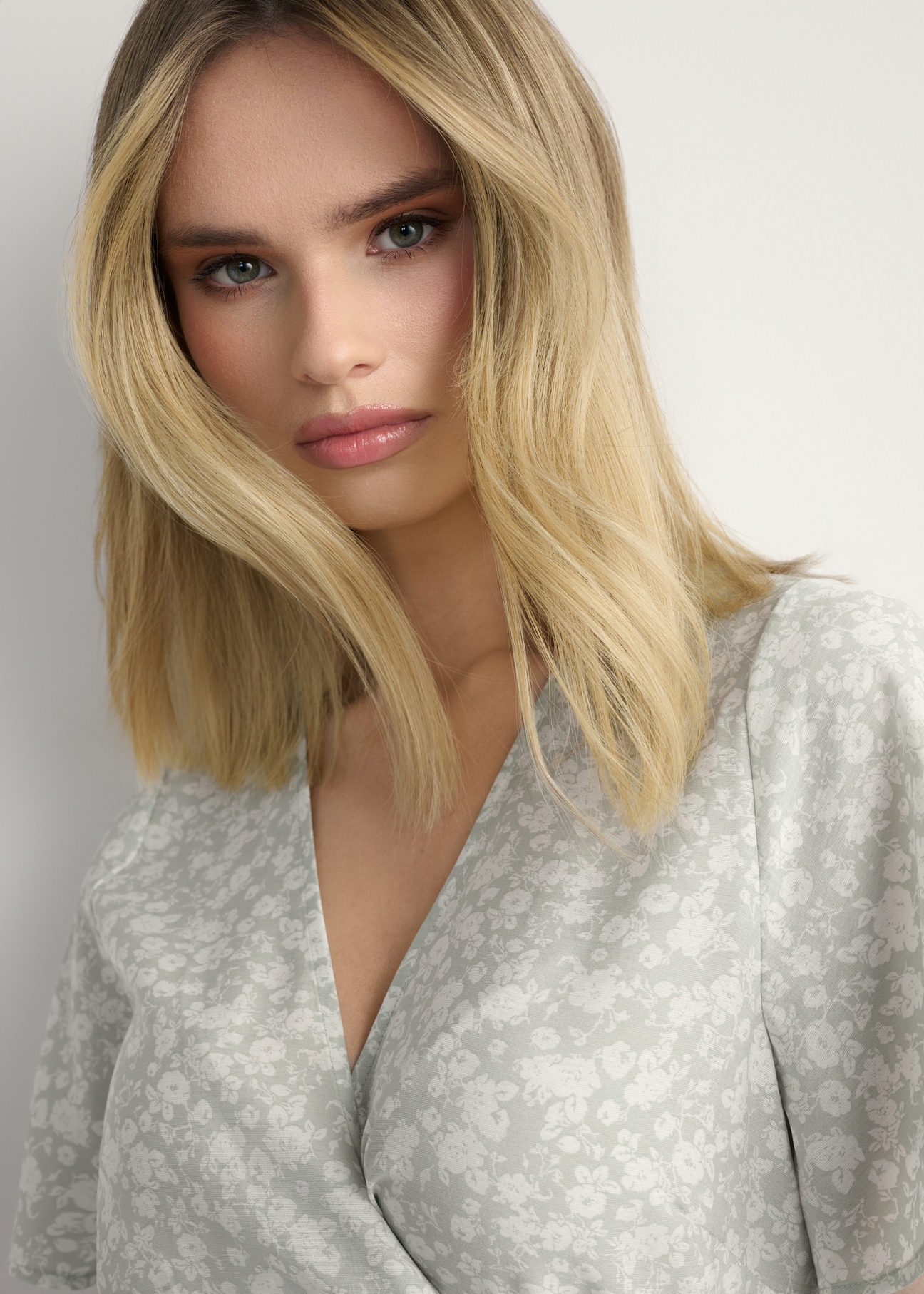 Довга квітчаста сукня SUKDT-0233-8P(W26), крупний план виробу на моделі.