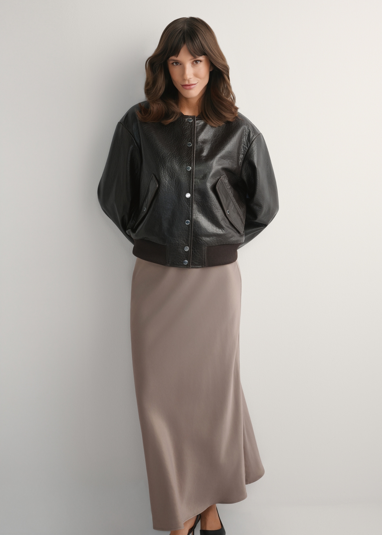 Жіноча коричнева шкіряна куртка KURDS-0609-1I(W26), вигляд виробу спереду на моделі. Видно все тіло.