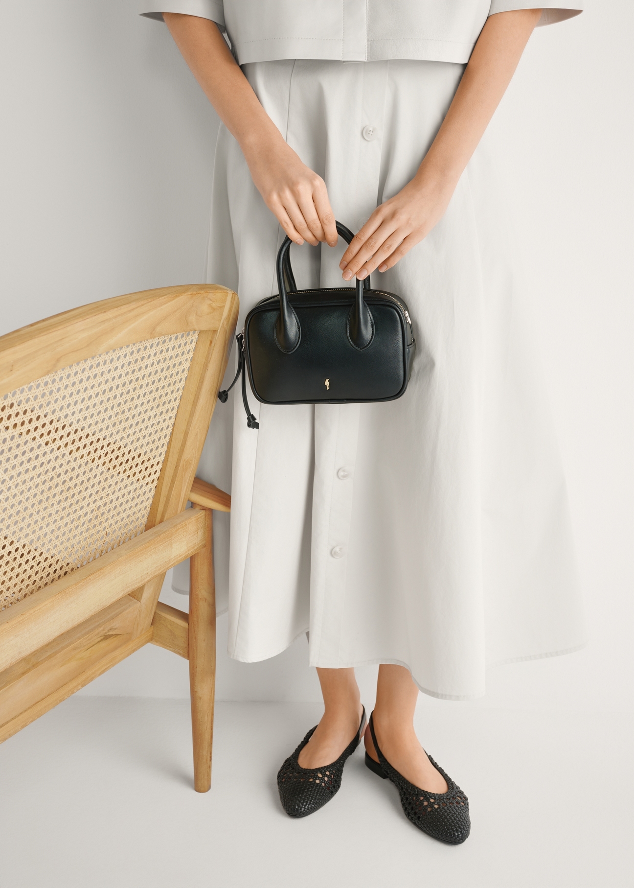 Чорні плетені жіночі туфлі BUTYD-1252-99(W26), вигляд виробу спереду на ногах моделі, на світлому фоні.