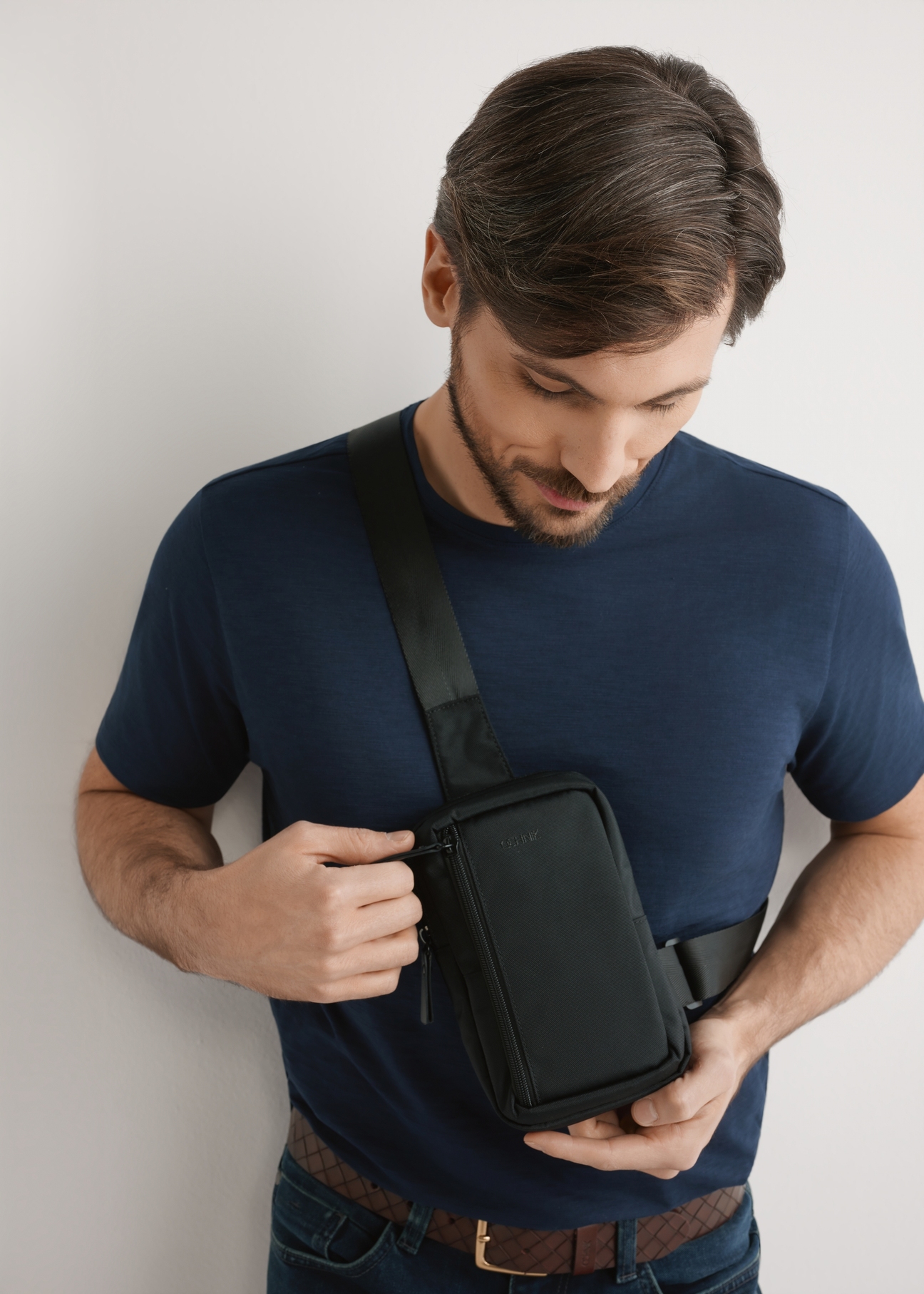 Чорна маленька чоловіча сумка TORMN-0390-99(W26), вигляд виробу по силуету моделі, на світлому фоні.