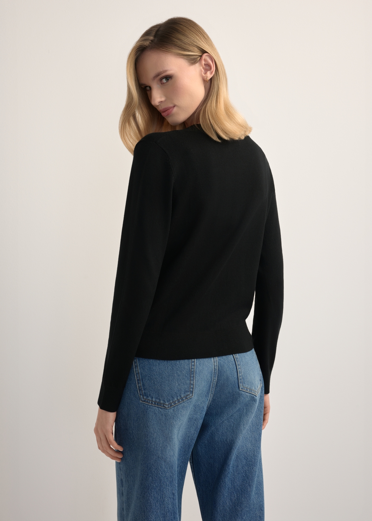 Чорний жіночий кардиган KARDT-0061-99(W26), вигляд виробу ззаду на моделі. Видно половину силуету.