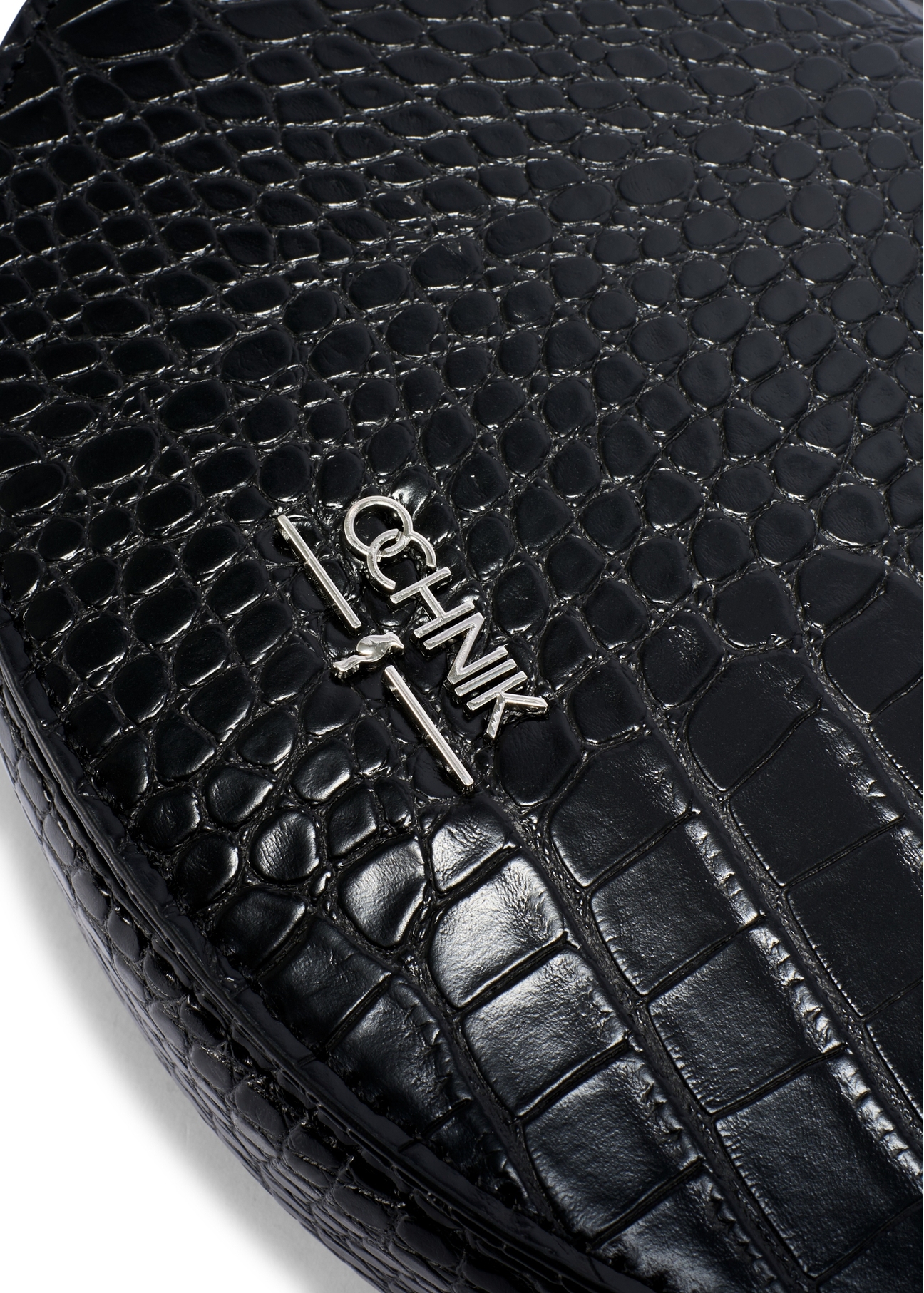 Чорна напівкругла жіноча сумка-месенджер з крокодилової шкіри TOREC-1184-9G(W26), крупний план деталі виробу на білому фоні.