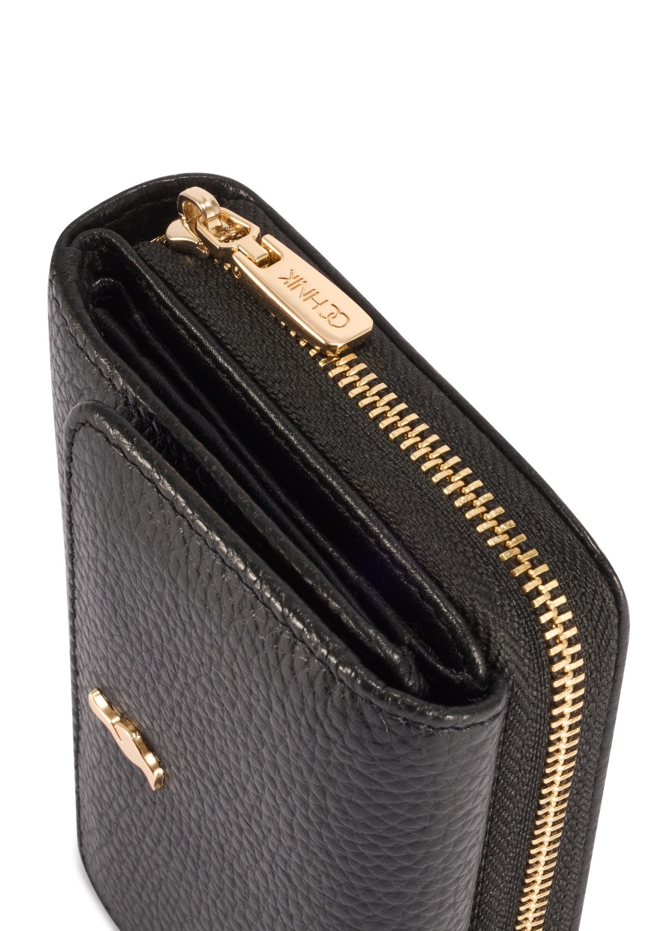 Маленький чорний шкіряний жіночий гаманець PORES-0802R-9I(W26), крупний план деталі виробу на білому фоні.