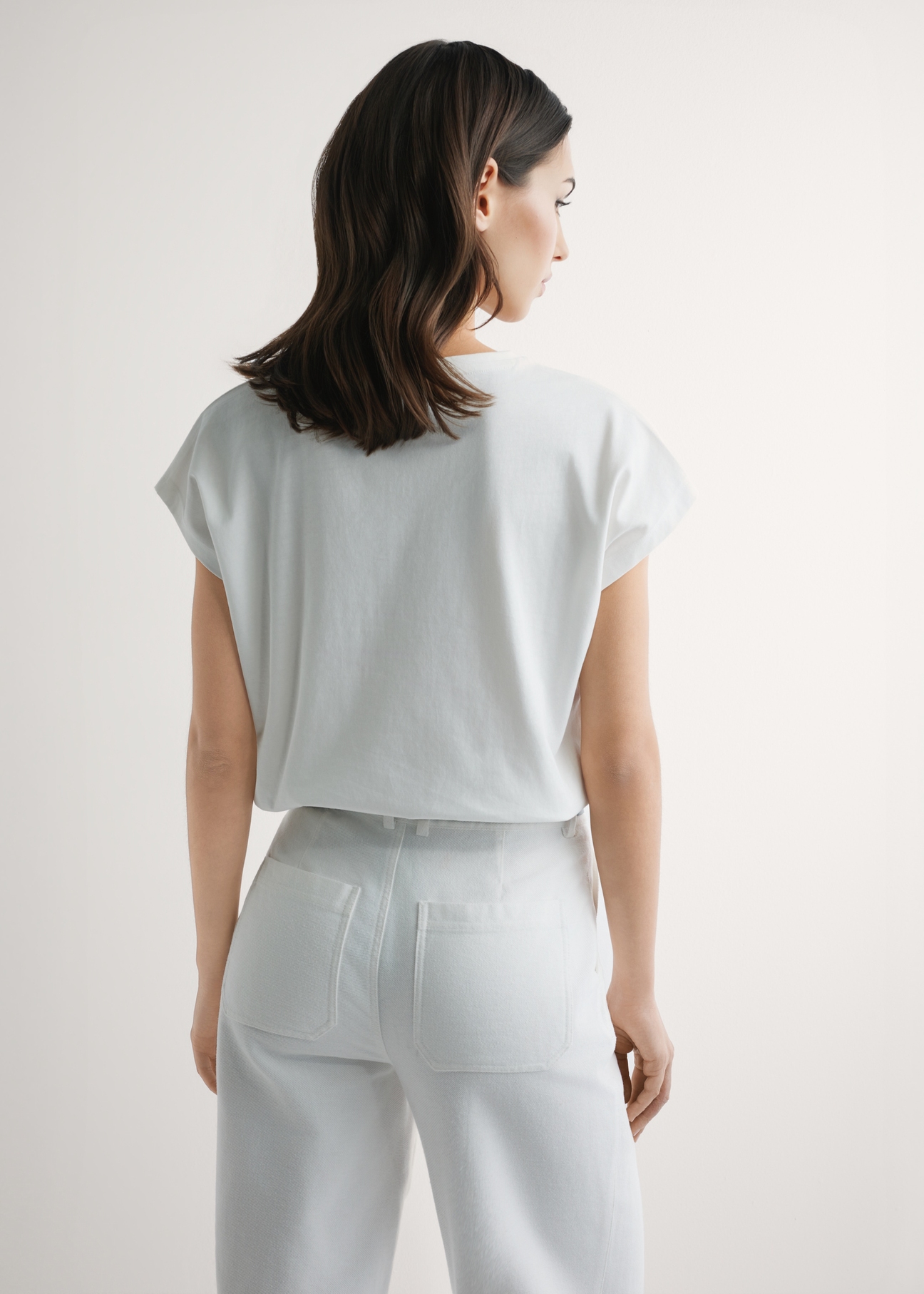 Кремова жіноча футболка з принтом TSHDT-0160-0B(W26), вигляд виробу ззаду на моделі. Видно половину силуету.