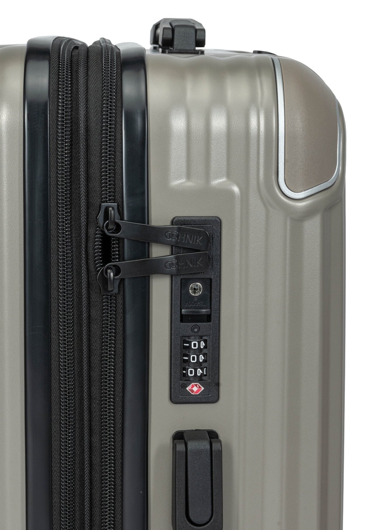 Комплект жорстких валіз на колесах 19"/24"/28" WALAB-0073-2X(W26), вигляд замка виробу на білому фоні.