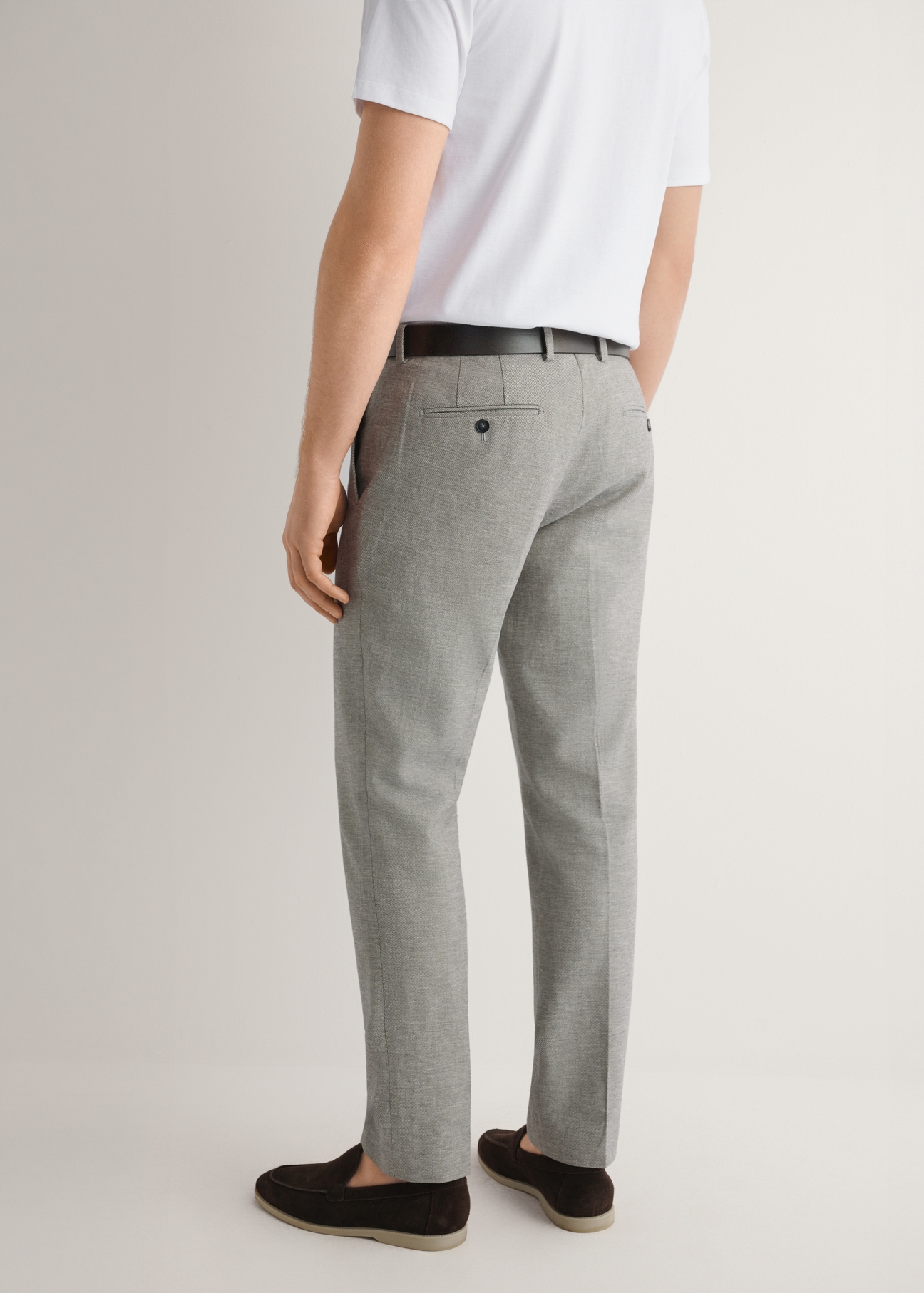 Бежеві чоловічі костюмні штани SPOMT-0098-1B(W26), вигляд виробу зі спини на моделі. Видно половину силуету.