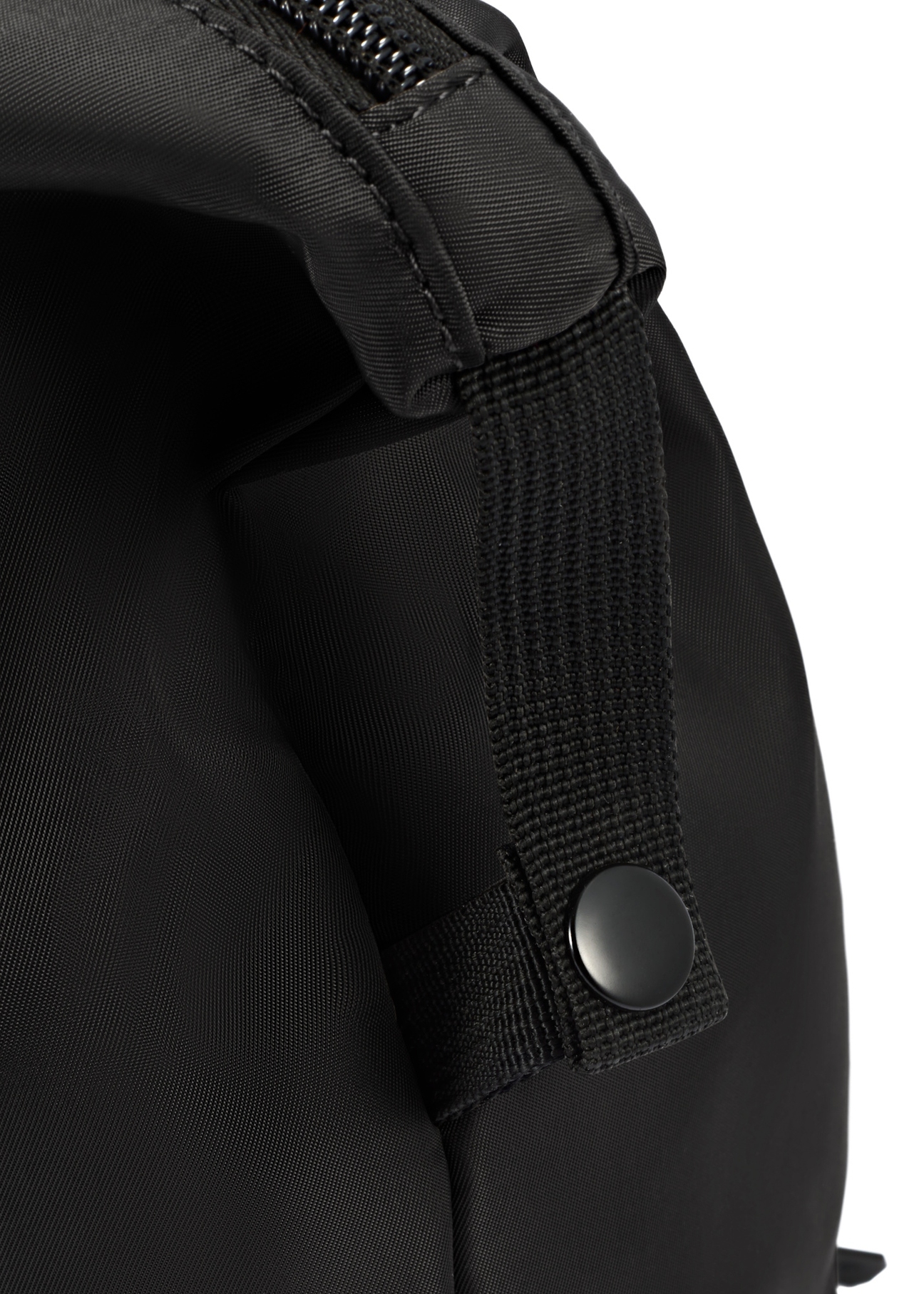 Чорна чоловіча сумка TORMN-0369-99(Z25), крупний план деталі виробу на білому фоні.