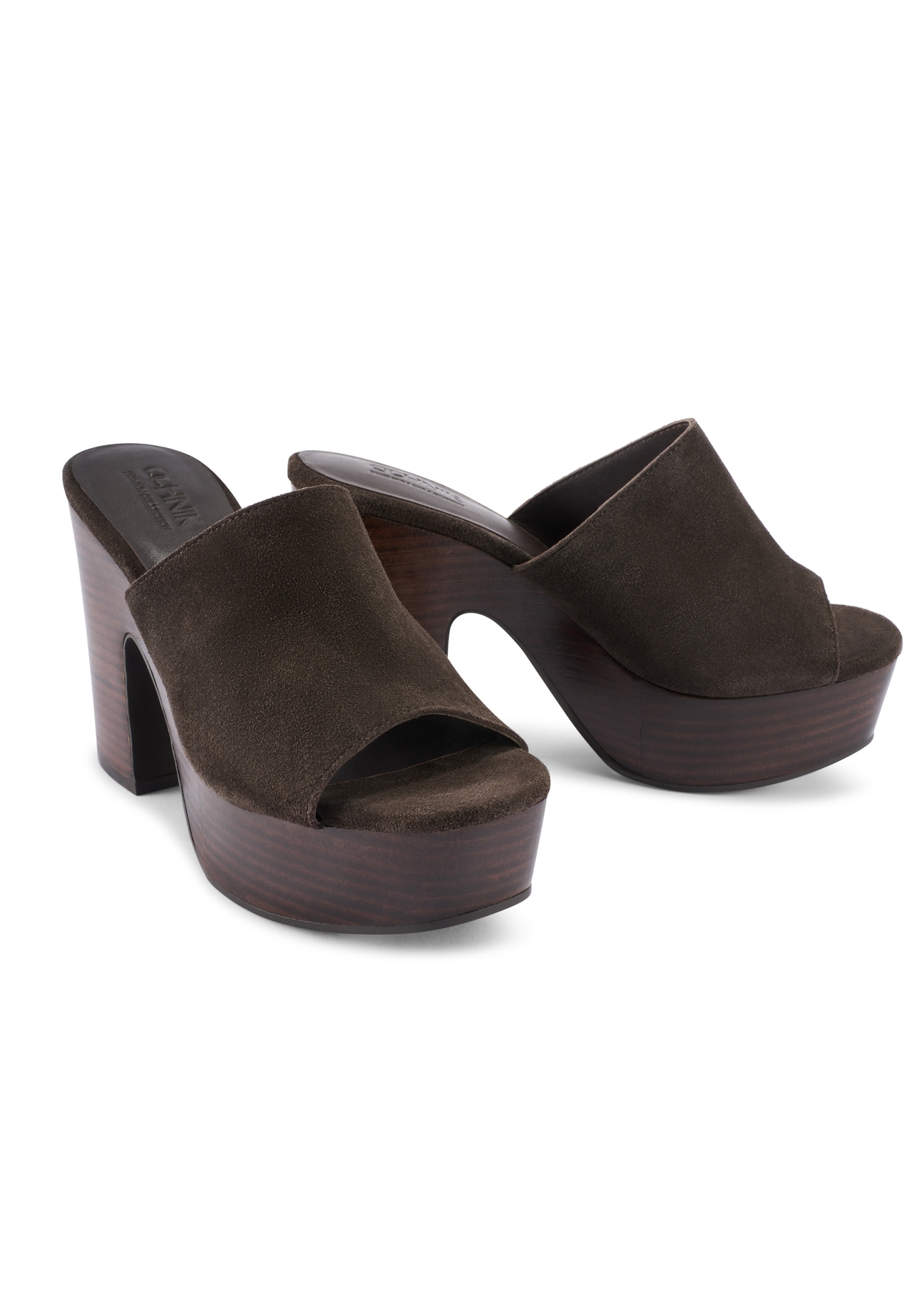 Темно-коричневі шкіряні жіночі мюлі на блочному каблуці BUTYD-1275-1I(W26), діагональний вигляд виробу на білому фоні.
