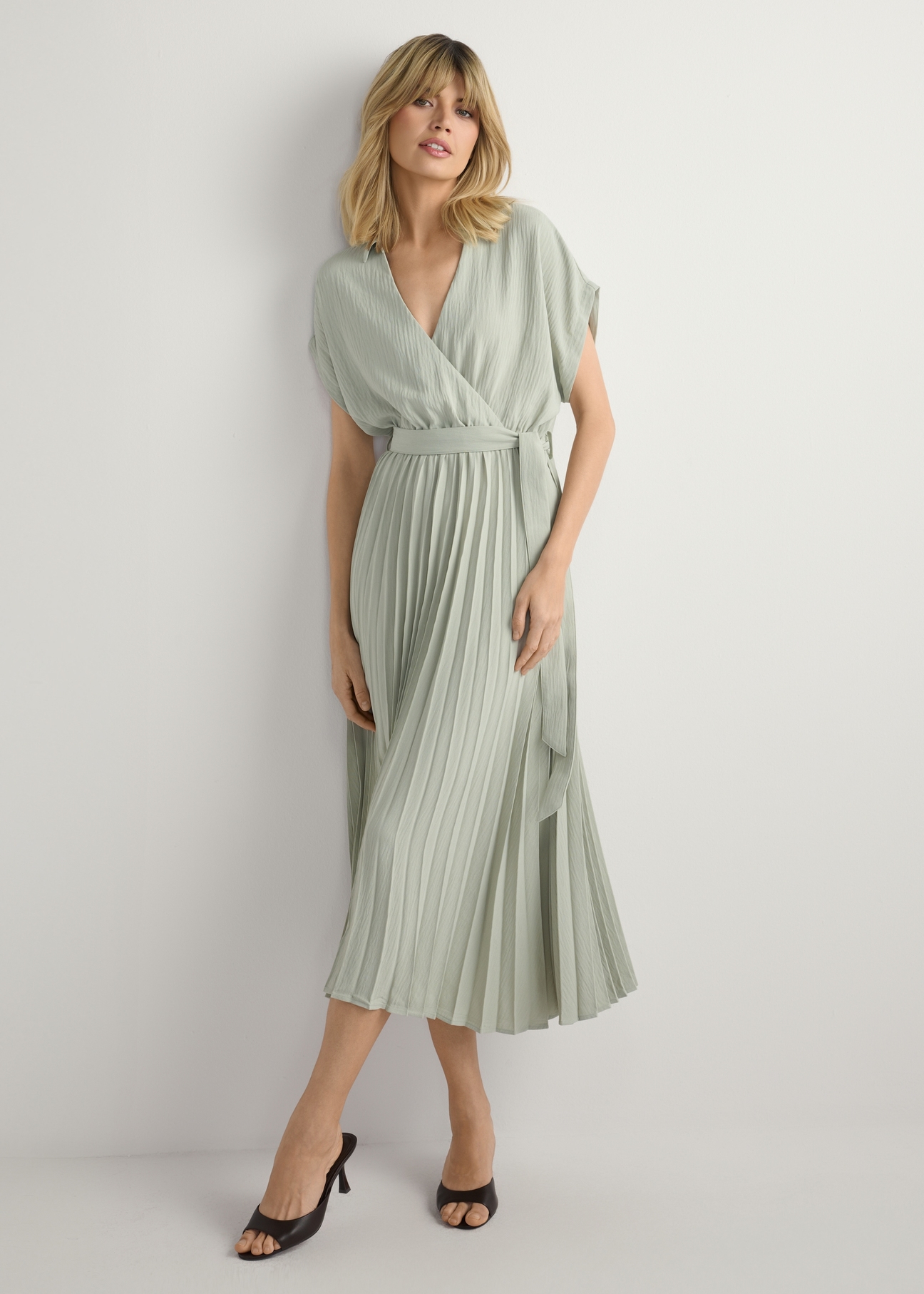 Довга жіноча сукня кольору шавлії SUKDT-0274-8F(W26), вигляд виробу спереду на моделі. Видно все тіло.