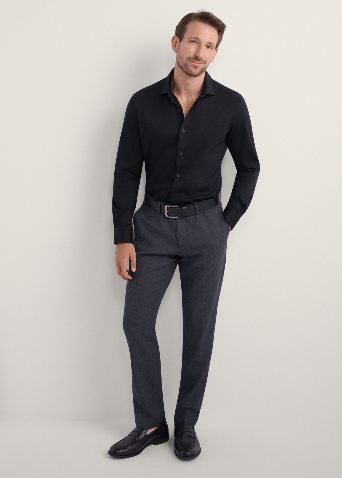 Чорна елегантна чоловіча сорочка KOSMT-0339-99(Z25), вигляд виробу спереду на моделі. Видно все тіло.